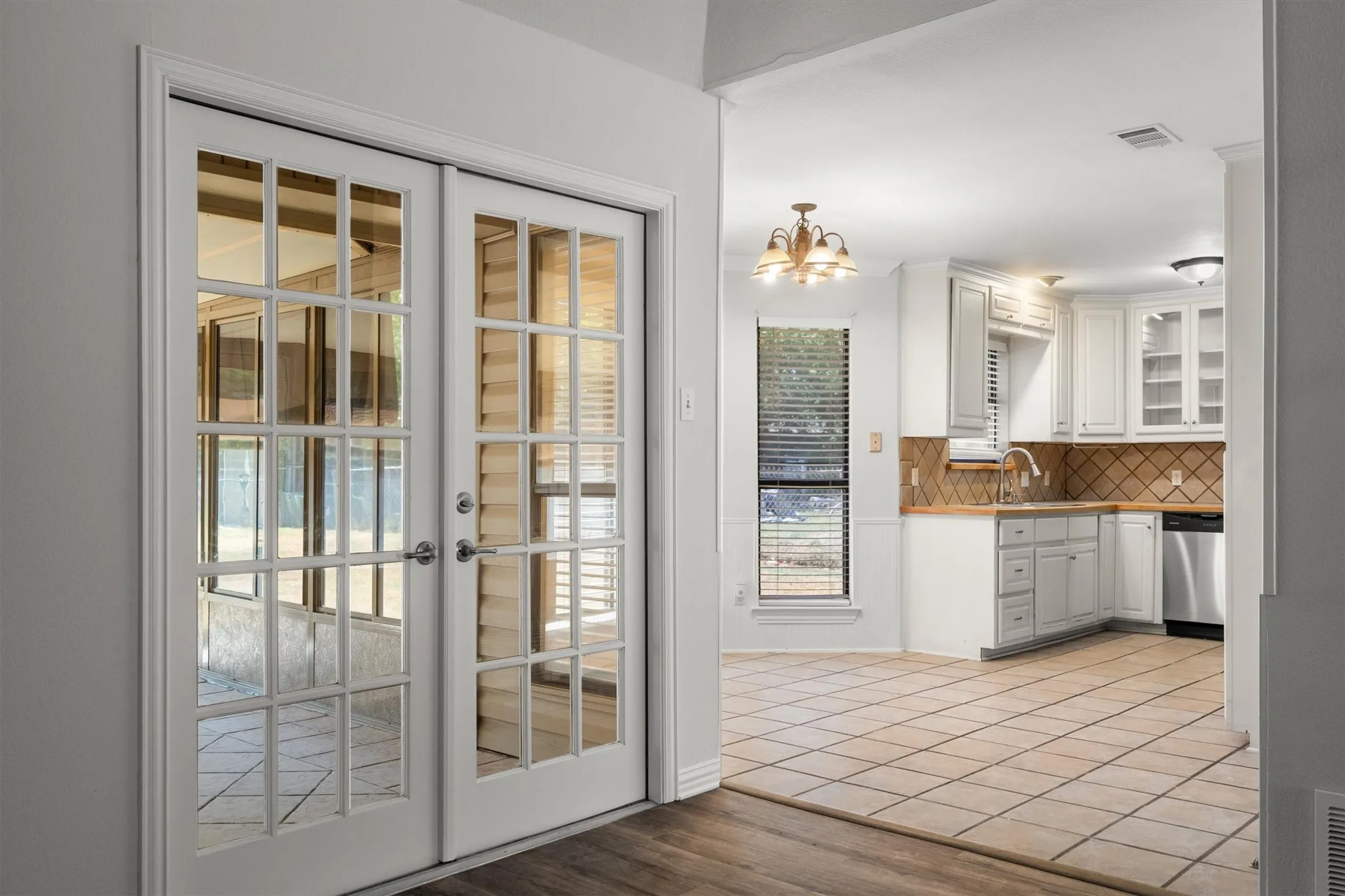 Single Family Residence For Sale in Tarrant County , 436 E Hill Street, Keller, Texas 76248, 3 Bedroom, 2 Bathroom, 2 Garage spaces, 1,371 Sqft, built in 1977, mls#21269021, Real Estate Agent in Keller, Homes For Sale in Tarrant county, Homes For Sale in Keller, Realtor in Keller Texas, Real Estate Brokerage Independent Realty Texas, Luminita Cordes Realtor