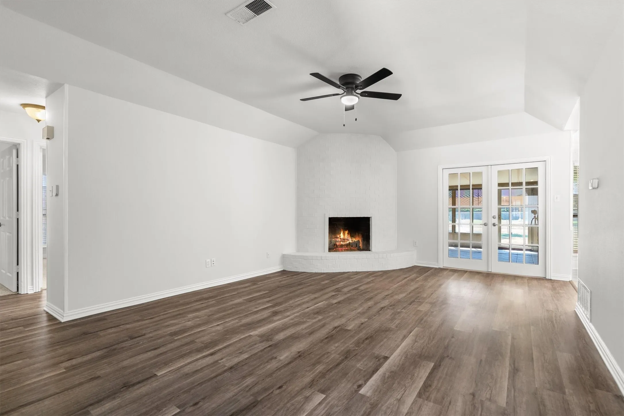 Single Family Residence For Sale in Tarrant County , 436 E Hill Street, Keller, Texas 76248, 3 Bedroom, 2 Bathroom, 2 Garage spaces, 1,371 Sqft, built in 1977, mls#21269021, Real Estate Agent in Keller, Homes For Sale in Tarrant county, Homes For Sale in Keller, Realtor in Keller Texas, Real Estate Brokerage Independent Realty Texas, Luminita Cordes Realtor