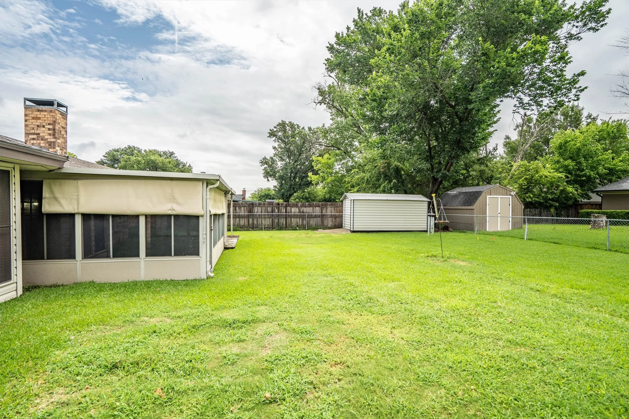 Single Family Residence For Sale in Tarrant County , 436 E Hill Street, Keller, Texas 76248, 3 Bedroom, 2 Bathroom, 2 Garage spaces, 1,371 Sqft, built in 1977, mls#21269021, Real Estate Agent in Keller, Homes For Sale in Tarrant county, Homes For Sale in Keller, Realtor in Keller Texas, Real Estate Brokerage Independent Realty Texas, Luminita Cordes Realtor
