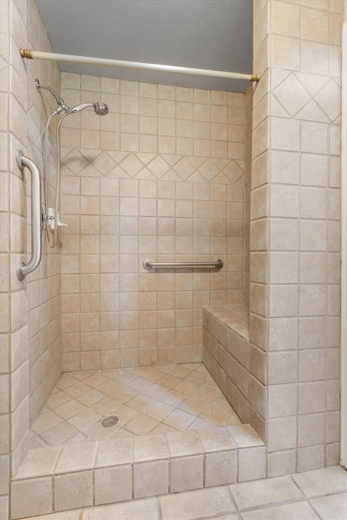Single Family Residence For Sale in Tarrant County , 436 E Hill Street, Keller, Texas 76248, 3 Bedroom, 2 Bathroom, 2 Garage spaces, 1,371 Sqft, built in 1977, mls#21269021, Real Estate Agent in Keller, Homes For Sale in Tarrant county, Homes For Sale in Keller, Realtor in Keller Texas, Real Estate Brokerage Independent Realty Texas, Luminita Cordes Realtor