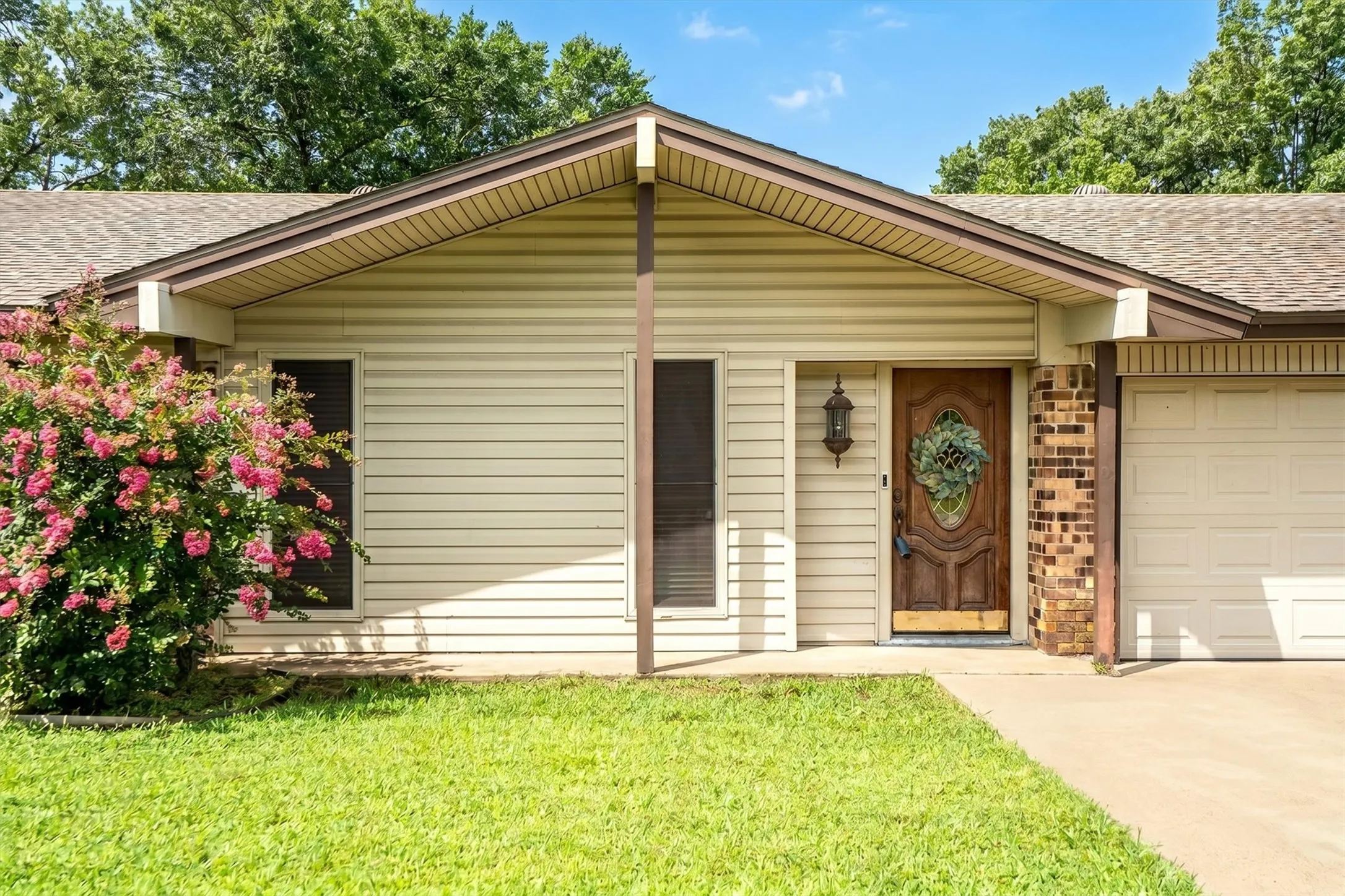Single Family Residence For Sale in Tarrant County , 436 E Hill Street, Keller, Texas 76248, 3 Bedroom, 2 Bathroom, 2 Garage spaces, 1,371 Sqft, built in 1977, mls#21269021, Real Estate Agent in Keller, Homes For Sale in Tarrant county, Homes For Sale in Keller, Realtor in Keller Texas, Real Estate Brokerage Independent Realty Texas, Luminita Cordes Realtor