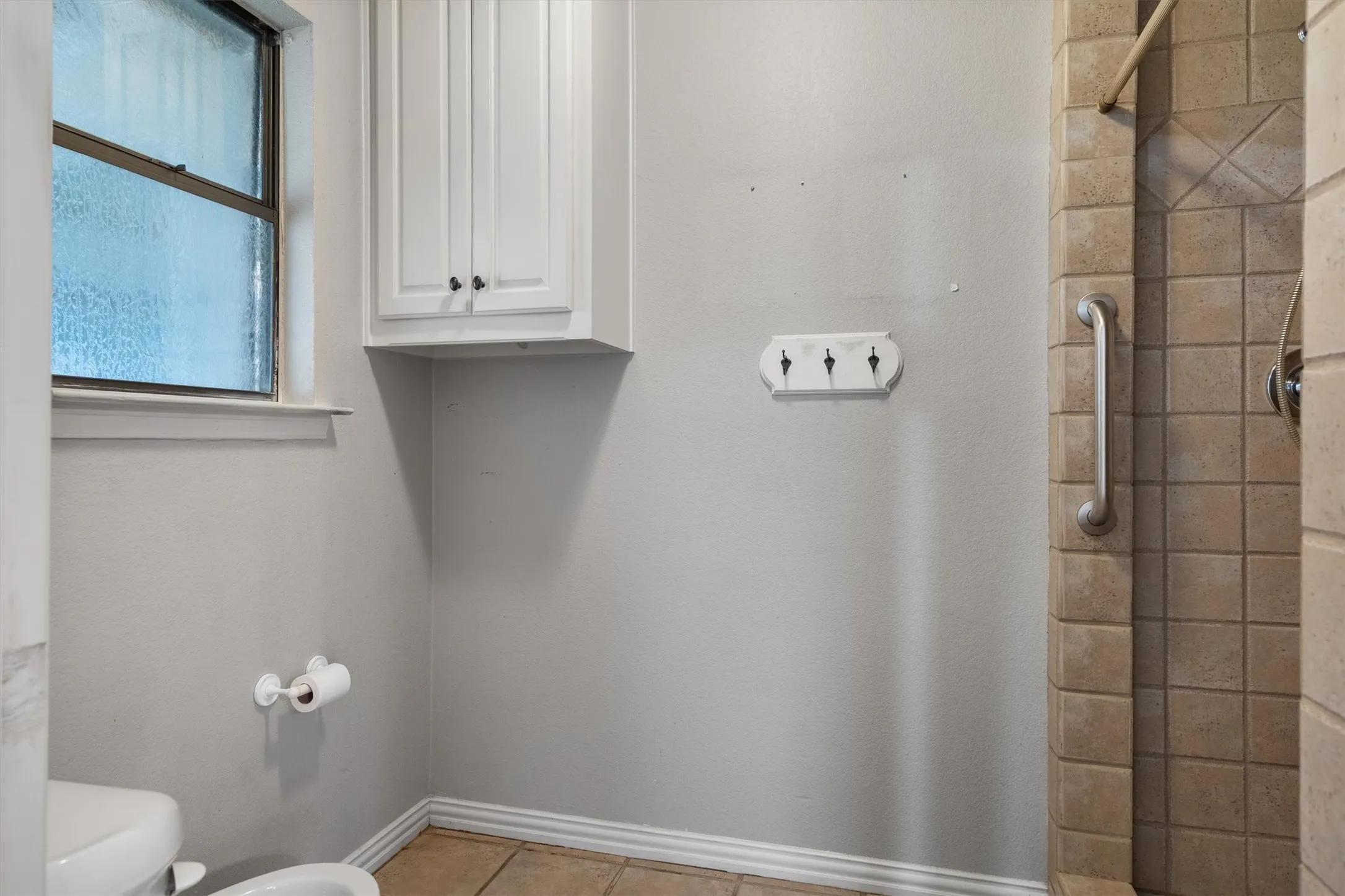 Single Family Residence For Sale in Tarrant County , 436 E Hill Street, Keller, Texas 76248, 3 Bedroom, 2 Bathroom, 2 Garage spaces, 1,371 Sqft, built in 1977, mls#21269021, Real Estate Agent in Keller, Homes For Sale in Tarrant county, Homes For Sale in Keller, Realtor in Keller Texas, Real Estate Brokerage Independent Realty Texas, Luminita Cordes Realtor