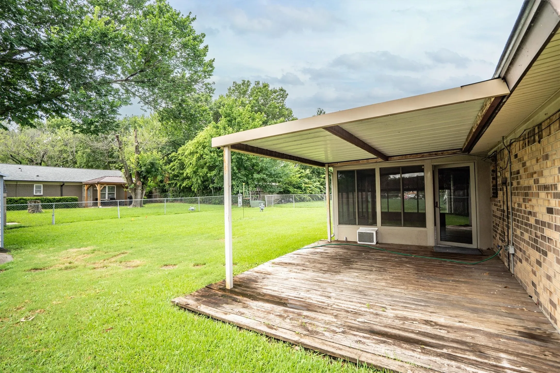 Single Family Residence For Sale in Tarrant County , 436 E Hill Street, Keller, Texas 76248, 3 Bedroom, 2 Bathroom, 2 Garage spaces, 1,371 Sqft, built in 1977, mls#21269021, Real Estate Agent in Keller, Homes For Sale in Tarrant county, Homes For Sale in Keller, Realtor in Keller Texas, Real Estate Brokerage Independent Realty Texas, Luminita Cordes Realtor