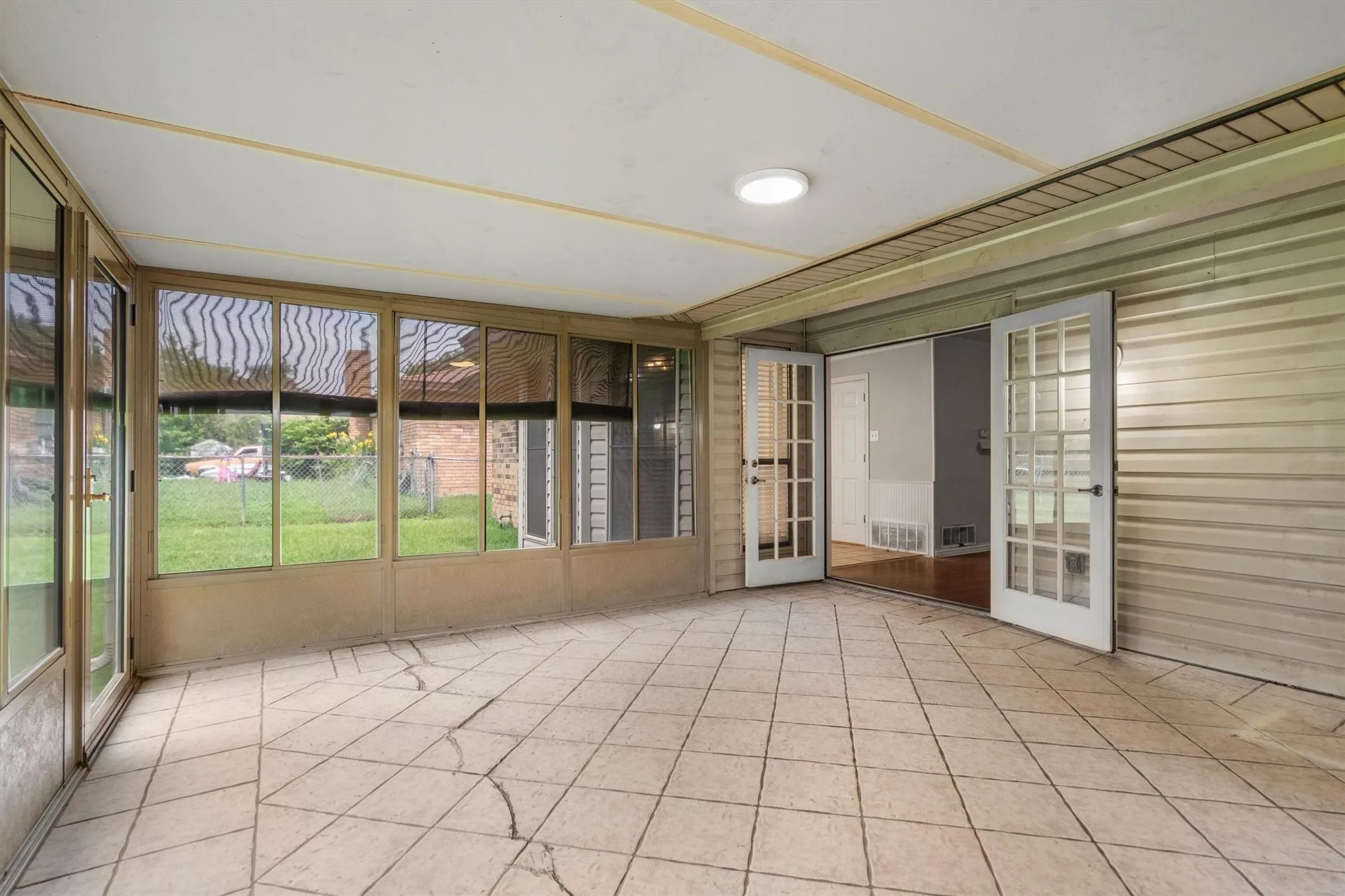 Single Family Residence For Sale in Tarrant County , 436 E Hill Street, Keller, Texas 76248, 3 Bedroom, 2 Bathroom, 2 Garage spaces, 1,371 Sqft, built in 1977, mls#21269021, Real Estate Agent in Keller, Homes For Sale in Tarrant county, Homes For Sale in Keller, Realtor in Keller Texas, Real Estate Brokerage Independent Realty Texas, Luminita Cordes Realtor