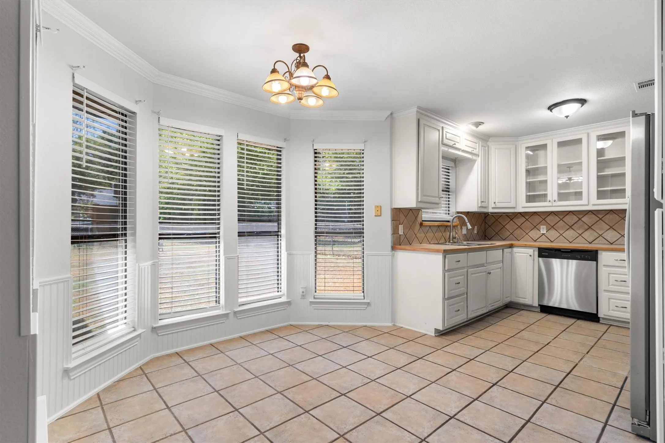 Single Family Residence For Sale in Tarrant County , 436 E Hill Street, Keller, Texas 76248, 3 Bedroom, 2 Bathroom, 2 Garage spaces, 1,371 Sqft, built in 1977, mls#21269021, Real Estate Agent in Keller, Homes For Sale in Tarrant county, Homes For Sale in Keller, Realtor in Keller Texas, Real Estate Brokerage Independent Realty Texas, Luminita Cordes Realtor
