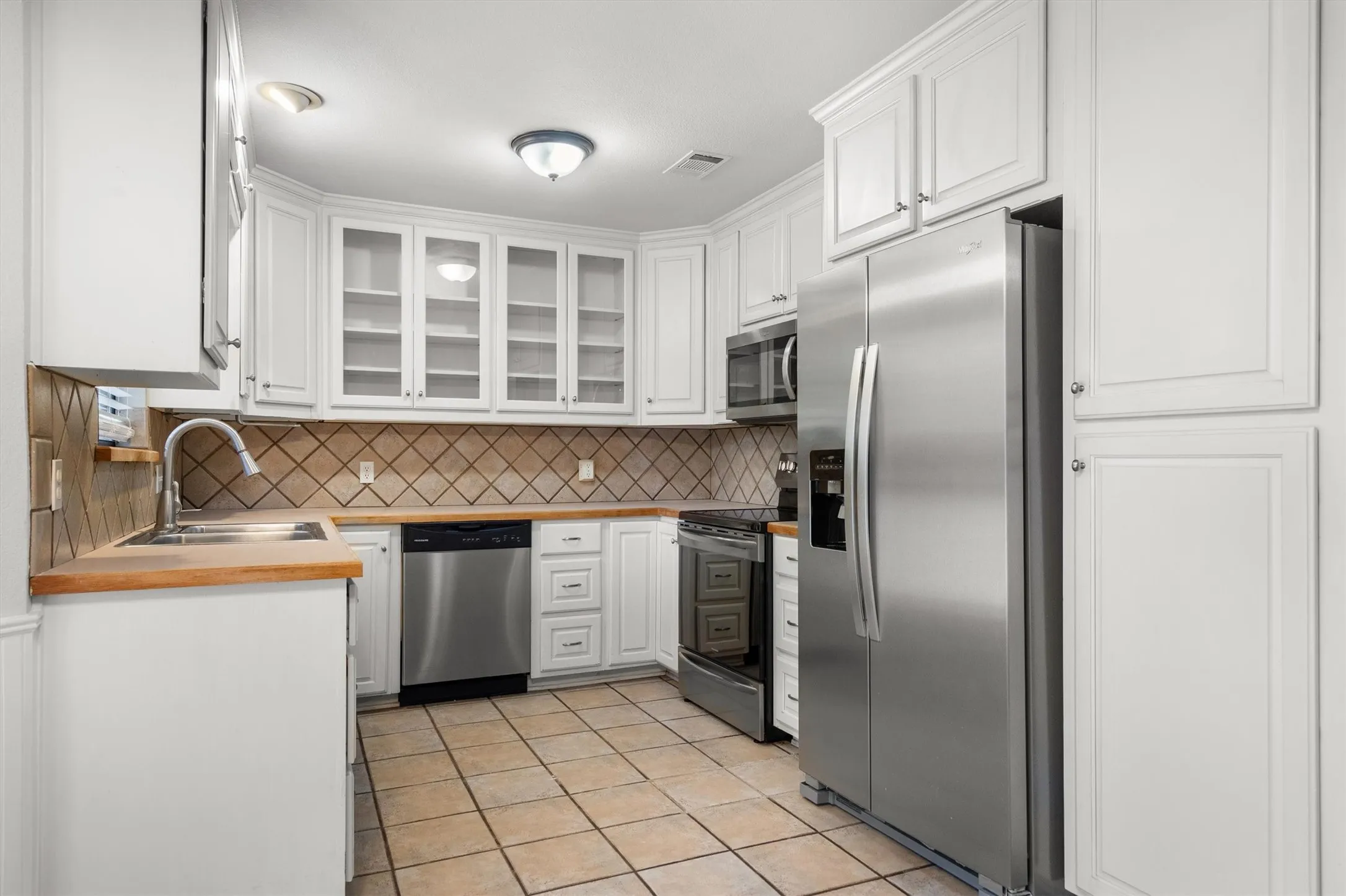 Single Family Residence For Sale in Tarrant County , 436 E Hill Street, Keller, Texas 76248, 3 Bedroom, 2 Bathroom, 2 Garage spaces, 1,371 Sqft, built in 1977, mls#21269021, Real Estate Agent in Keller, Homes For Sale in Tarrant county, Homes For Sale in Keller, Realtor in Keller Texas, Real Estate Brokerage Independent Realty Texas, Luminita Cordes Realtor