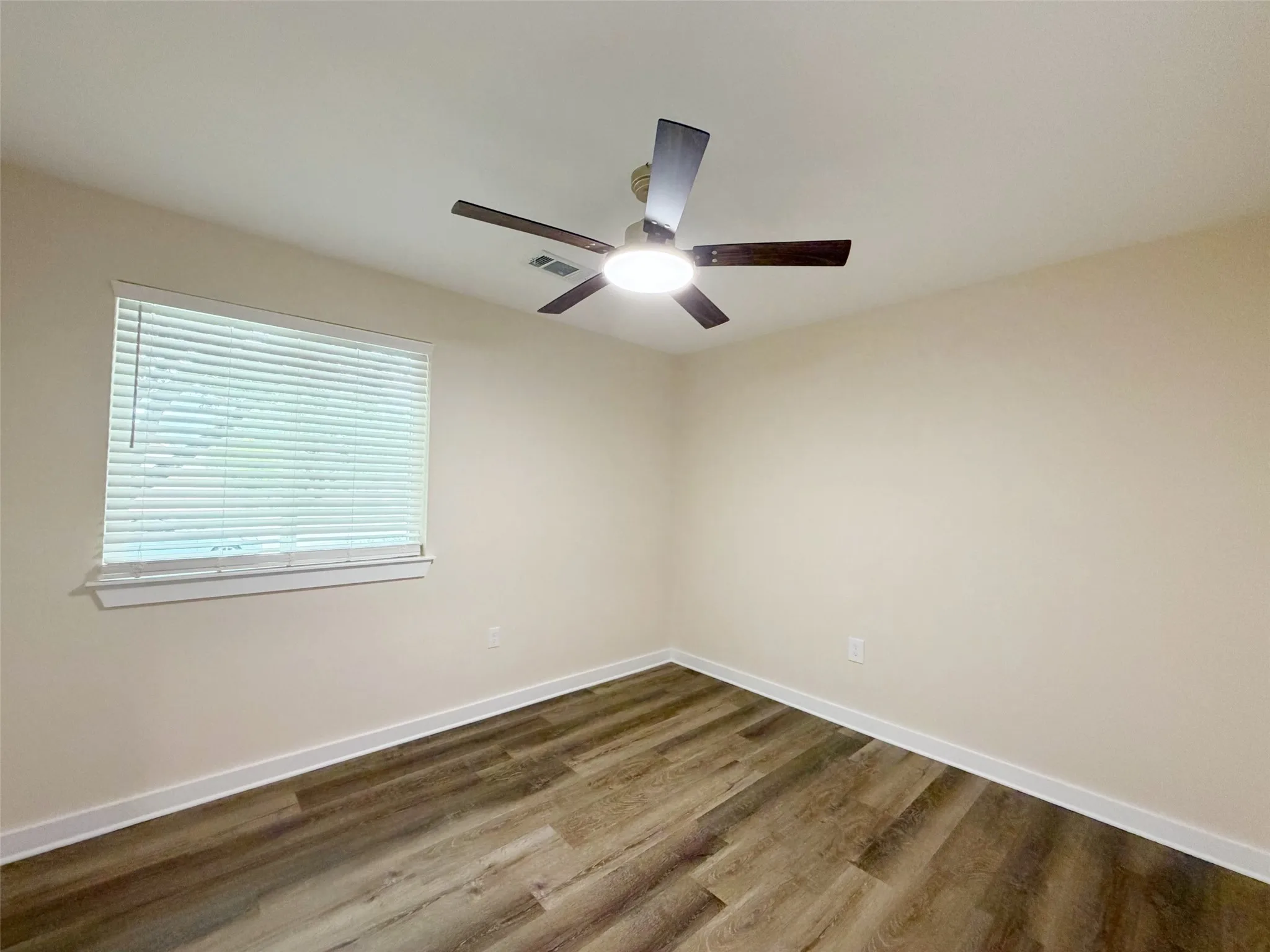 Single Family Residence For Sale in Mc Lennan County , 4909 Loch Lomond Drive, Waco, Texas 76710, 3 Bedroom, 2 Bathroom, 2 Garage spaces, 1,775 Sqft, built in 1964, mls#21305294, Real Estate Agent in Waco, Homes For Sale in Mc Lennan county, Homes For Sale in Waco, Realtor in Waco Texas, Real Estate Brokerage Independent Realty Texas, Luminita Cordes Realtor