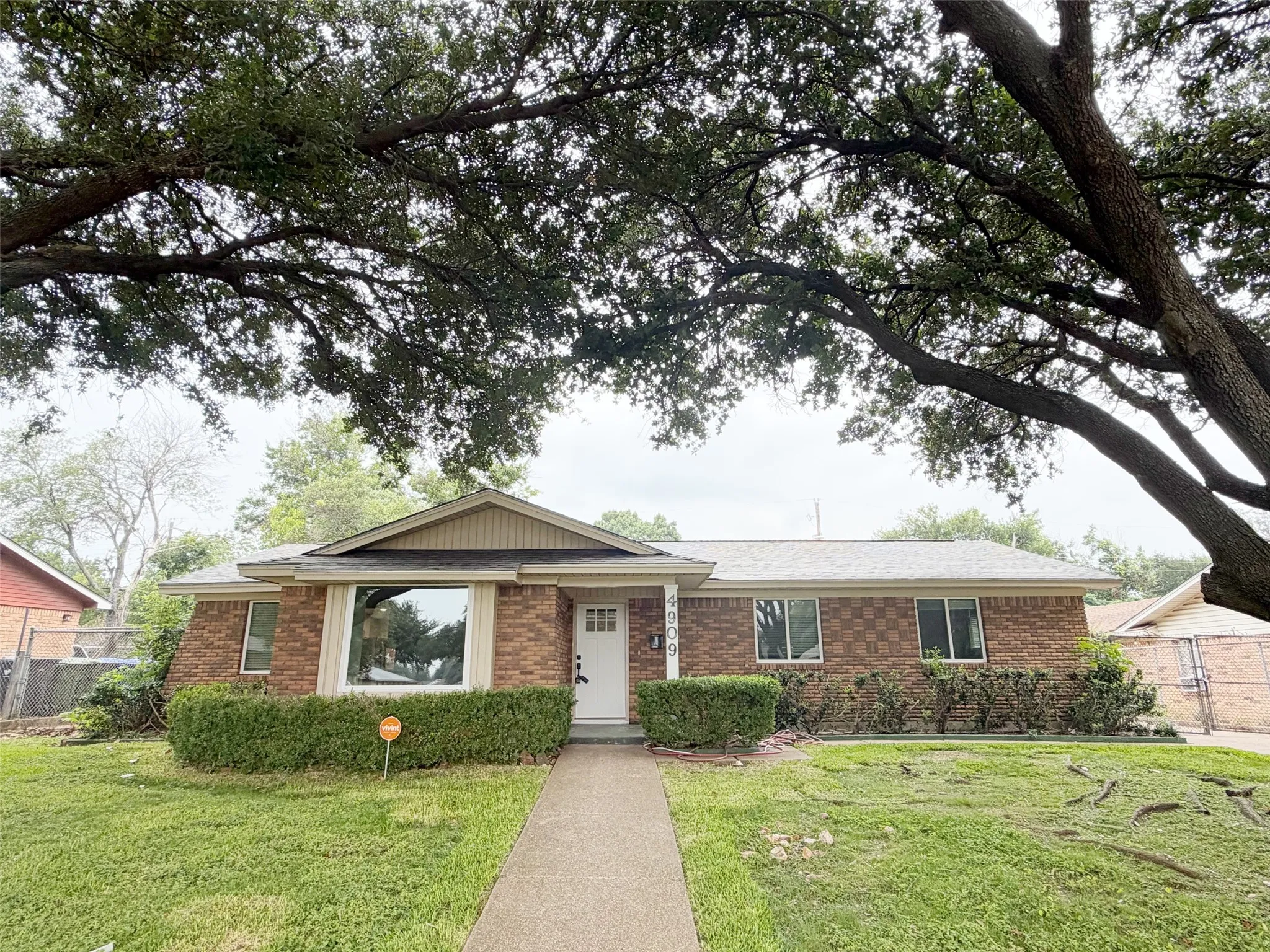 Single Family Residence For Sale in Mc Lennan County , 4909 Loch Lomond Drive, Waco, Texas 76710, 3 Bedroom, 2 Bathroom, 2 Garage spaces, 1,775 Sqft, built in 1964, mls#21305294, Real Estate Agent in Waco, Homes For Sale in Mc Lennan county, Homes For Sale in Waco, Realtor in Waco Texas, Real Estate Brokerage Independent Realty Texas, Luminita Cordes Realtor