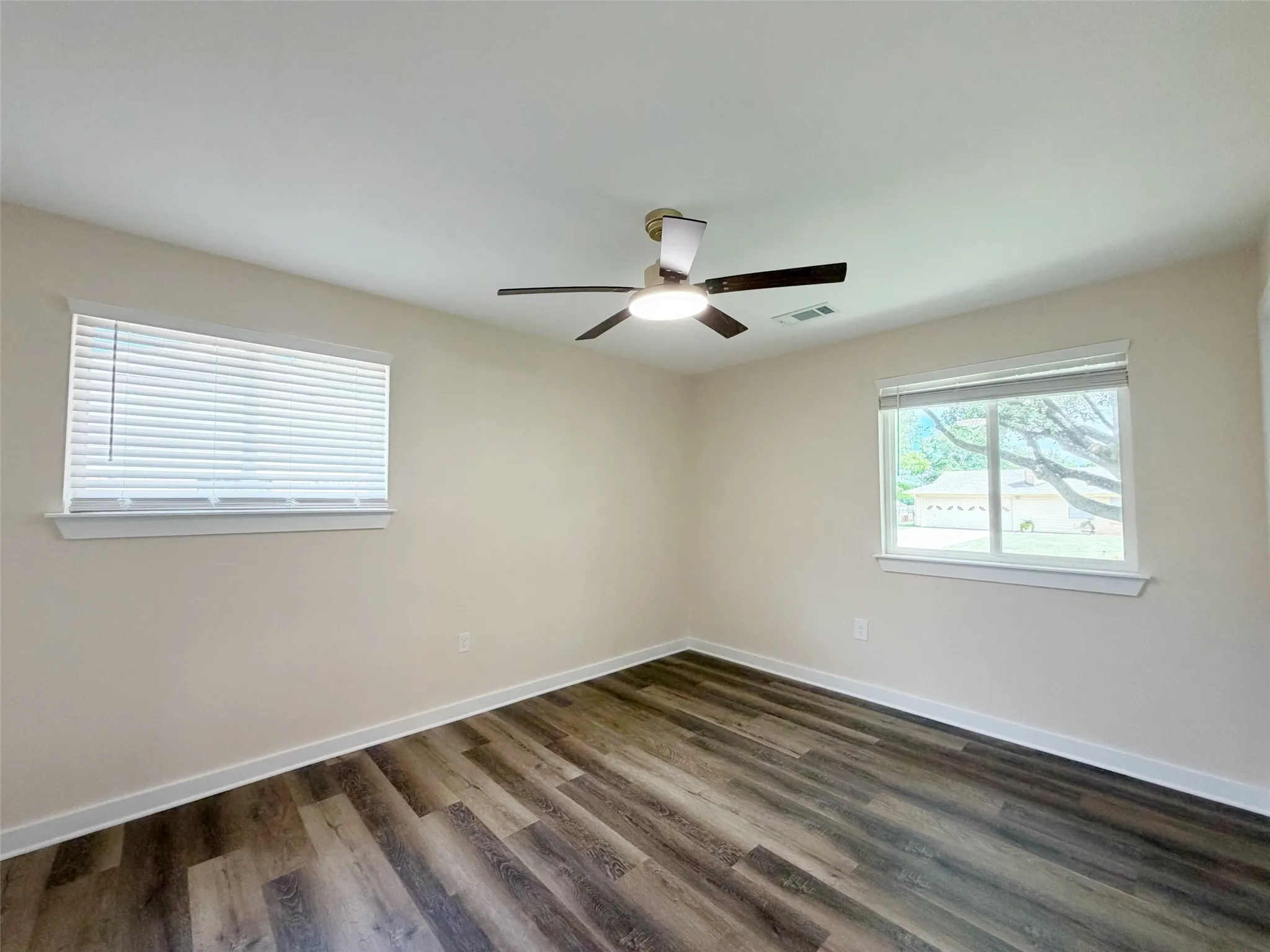 Single Family Residence For Sale in Mc Lennan County , 4909 Loch Lomond Drive, Waco, Texas 76710, 3 Bedroom, 2 Bathroom, 2 Garage spaces, 1,775 Sqft, built in 1964, mls#21305294, Real Estate Agent in Waco, Homes For Sale in Mc Lennan county, Homes For Sale in Waco, Realtor in Waco Texas, Real Estate Brokerage Independent Realty Texas, Luminita Cordes Realtor