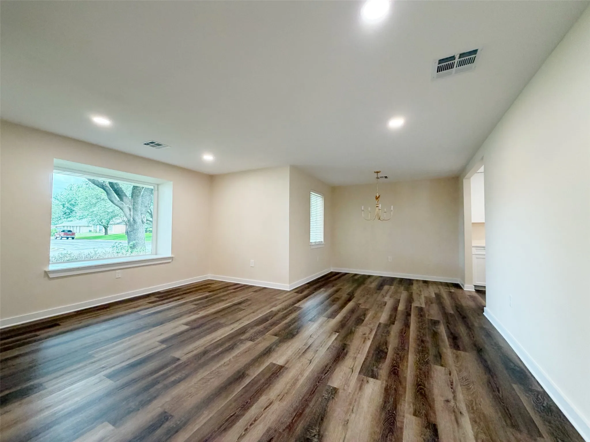 Single Family Residence For Sale in Mc Lennan County , 4909 Loch Lomond Drive, Waco, Texas 76710, 3 Bedroom, 2 Bathroom, 2 Garage spaces, 1,775 Sqft, built in 1964, mls#21305294, Real Estate Agent in Waco, Homes For Sale in Mc Lennan county, Homes For Sale in Waco, Realtor in Waco Texas, Real Estate Brokerage Independent Realty Texas, Luminita Cordes Realtor