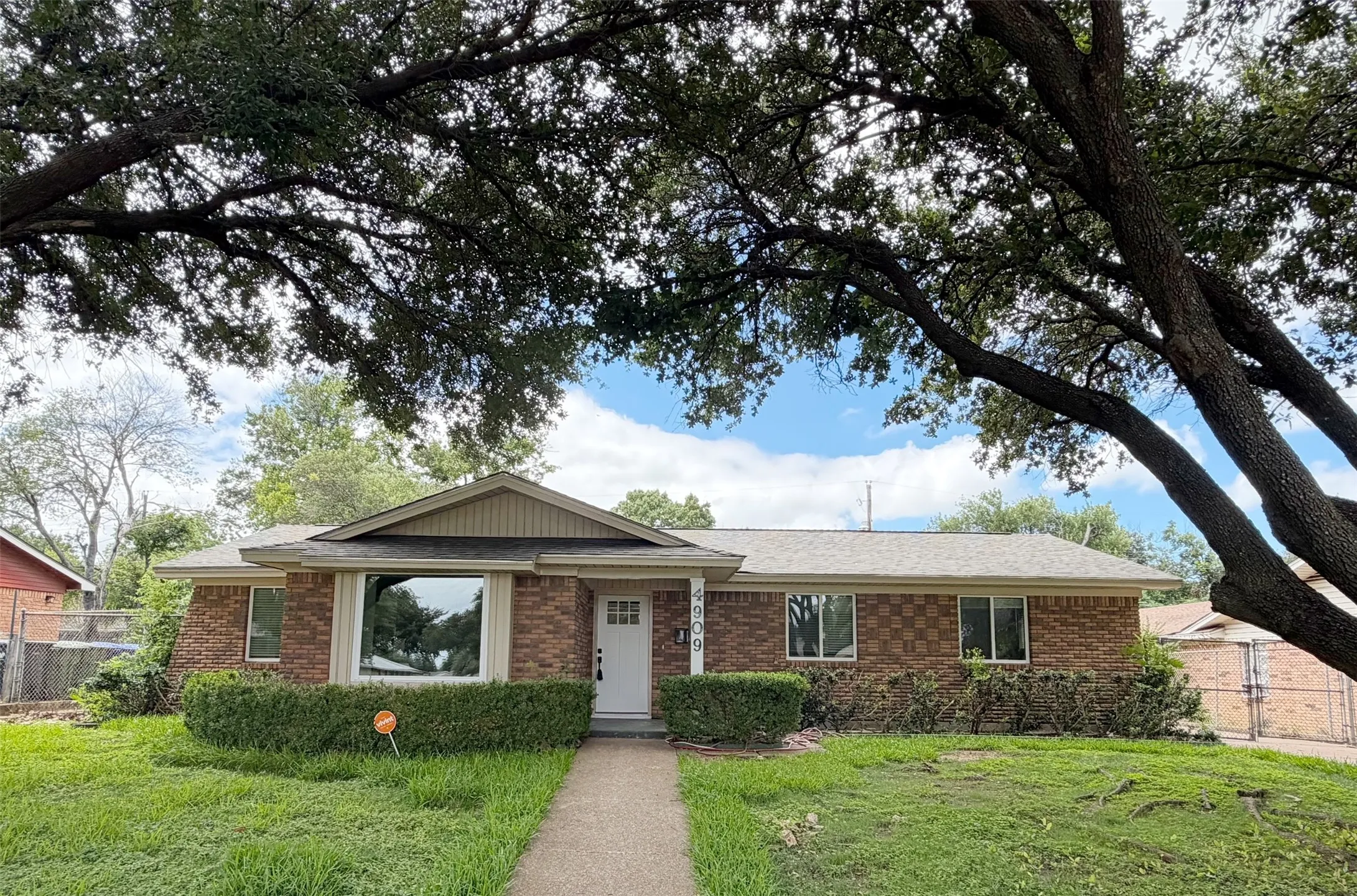 Single Family Residence For Sale in Mc Lennan County , 4909 Loch Lomond Drive, Waco, Texas 76710, 3 Bedroom, 2 Bathroom, 2 Garage spaces, 1,775 Sqft, built in 1964, mls#21305294, Real Estate Agent in Waco, Homes For Sale in Mc Lennan county, Homes For Sale in Waco, Realtor in Waco Texas, Real Estate Brokerage Independent Realty Texas, Luminita Cordes Realtor