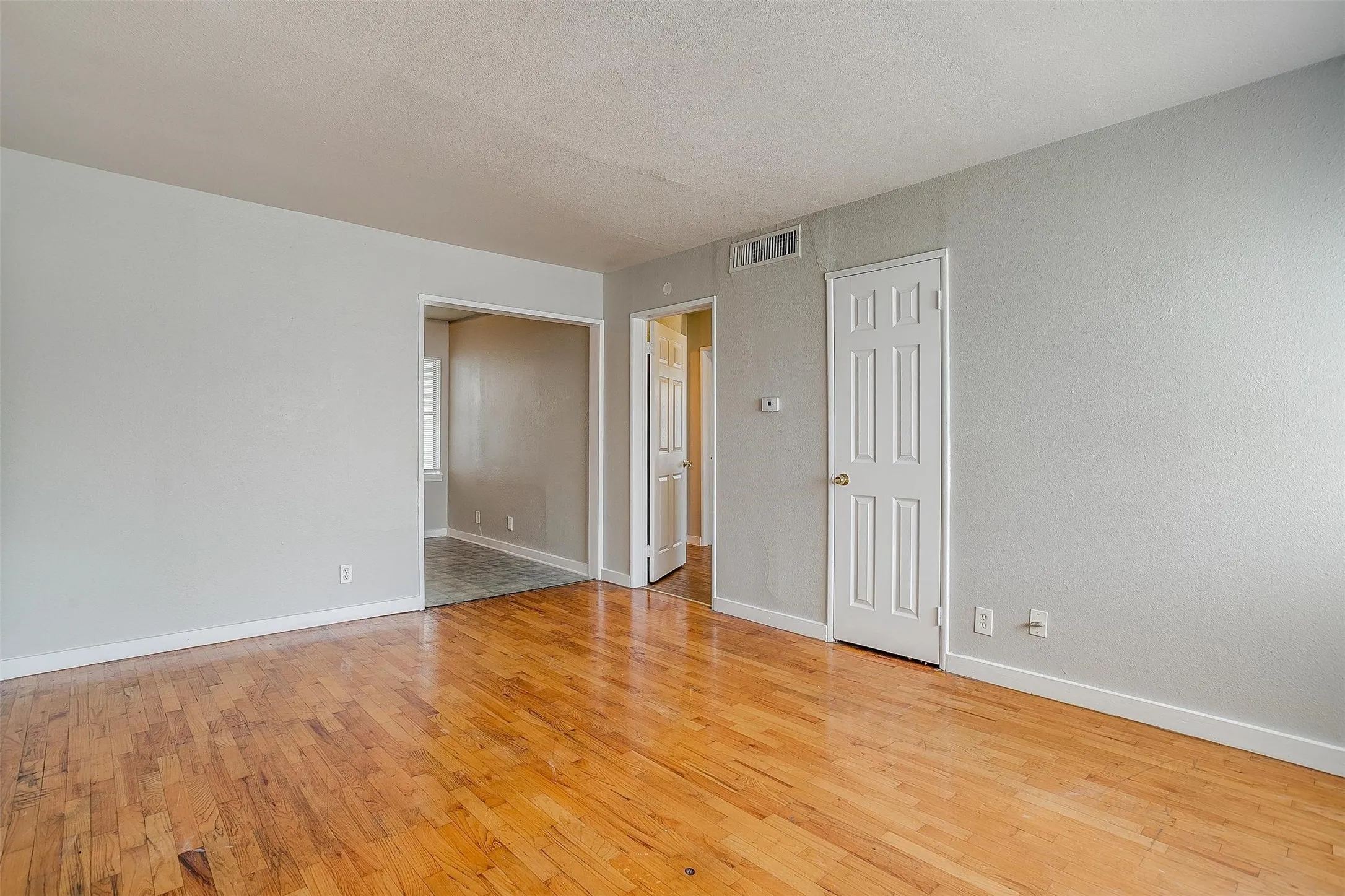 Apartment For Rent in Tarrant County , 3419 S University Drive 3417 #C, Fort Worth, Texas 76109, 2 Bedroom, 1 Bathroom, Garage spaces, 1,059 Sqft, built in 1952, mls#21305787, Real Estate Agent in Fort Worth, Homes For Rent in Tarrant county, Homes For Rent in Fort Worth, Realtor in Fort Worth Texas, Real Estate Brokerage Independent Realty Texas, Luminita Cordes Realtor