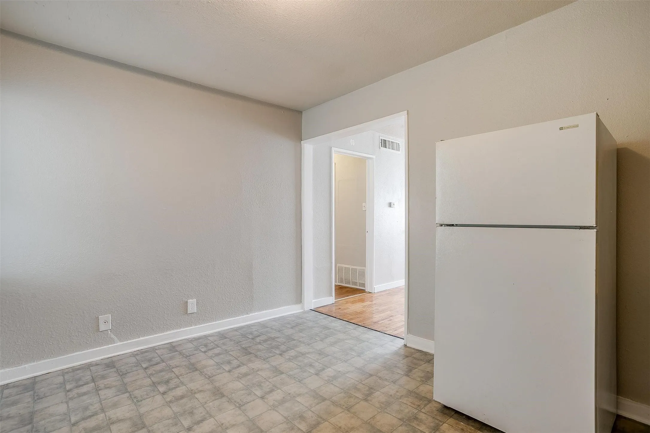 Apartment For Rent in Tarrant County , 3419 S University Drive 3417 #C, Fort Worth, Texas 76109, 2 Bedroom, 1 Bathroom, Garage spaces, 1,059 Sqft, built in 1952, mls#21305787, Real Estate Agent in Fort Worth, Homes For Rent in Tarrant county, Homes For Rent in Fort Worth, Realtor in Fort Worth Texas, Real Estate Brokerage Independent Realty Texas, Luminita Cordes Realtor