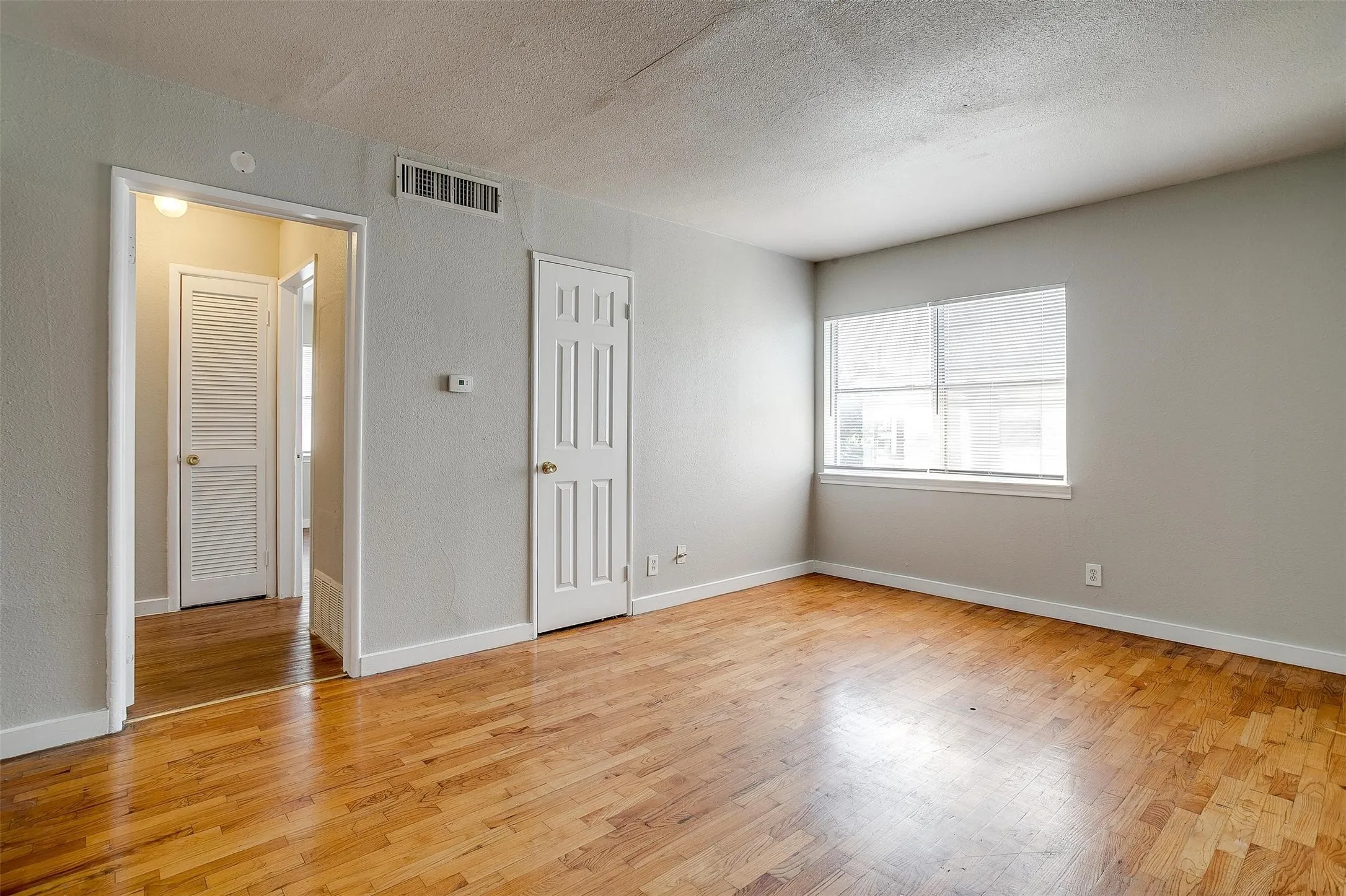 Apartment For Rent in Tarrant County , 3419 S University Drive 3417 #C, Fort Worth, Texas 76109, 2 Bedroom, 1 Bathroom, Garage spaces, 1,059 Sqft, built in 1952, mls#21305787, Real Estate Agent in Fort Worth, Homes For Rent in Tarrant county, Homes For Rent in Fort Worth, Realtor in Fort Worth Texas, Real Estate Brokerage Independent Realty Texas, Luminita Cordes Realtor