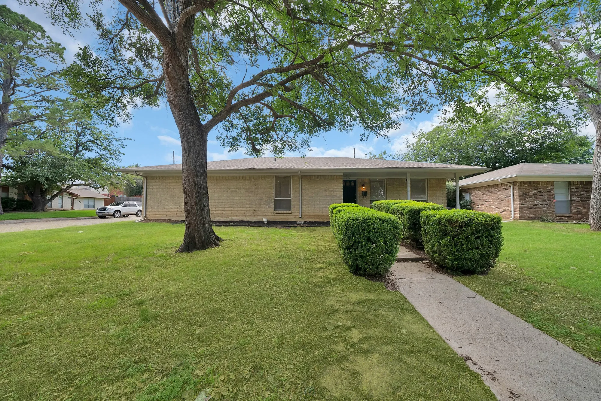 Single Family Residence For Sale in Denton County , 502 Pinebluff Drive, Lewisville, Texas 75067, 4 Bedroom, 2 Bathroom, 2 Garage spaces, 1,516 Sqft, built in 1973, mls#21304467, Real Estate Agent in Lewisville, Homes For Sale in Denton county, Homes For Sale in Lewisville, Realtor in Lewisville Texas, Real Estate Brokerage Independent Realty Texas, Luminita Cordes Realtor