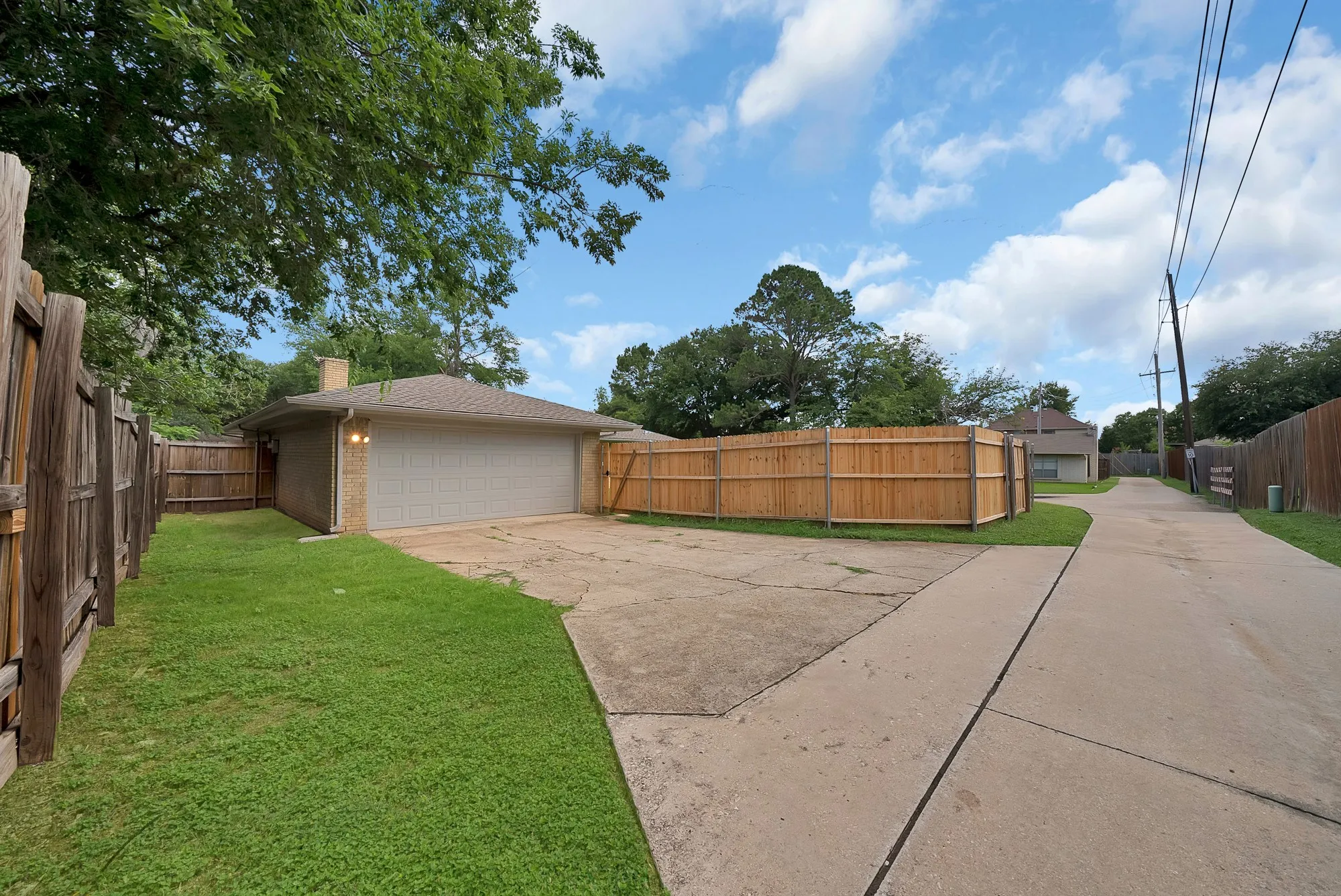 Single Family Residence For Sale in Denton County , 502 Pinebluff Drive, Lewisville, Texas 75067, 4 Bedroom, 2 Bathroom, 2 Garage spaces, 1,516 Sqft, built in 1973, mls#21304467, Real Estate Agent in Lewisville, Homes For Sale in Denton county, Homes For Sale in Lewisville, Realtor in Lewisville Texas, Real Estate Brokerage Independent Realty Texas, Luminita Cordes Realtor