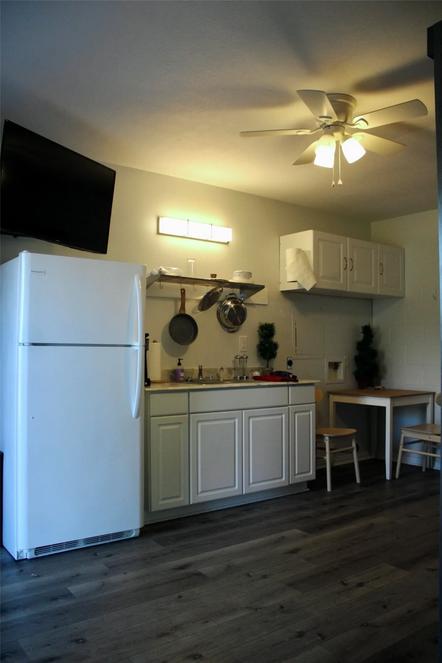 Single Family Residence For Sale in Montague County , 837 Beach Road Lots 40, 41, 42, Bowie, Texas 76230, 1 Bedroom, 1 Bathroom, 3 Garage spaces, 392 Sqft, built in 2007, mls#21299843, Real Estate Agent in Bowie, Homes For Sale in Montague county, Homes For Sale in Bowie, Realtor in Bowie Texas, Real Estate Brokerage Independent Realty Texas, Luminita Cordes Realtor