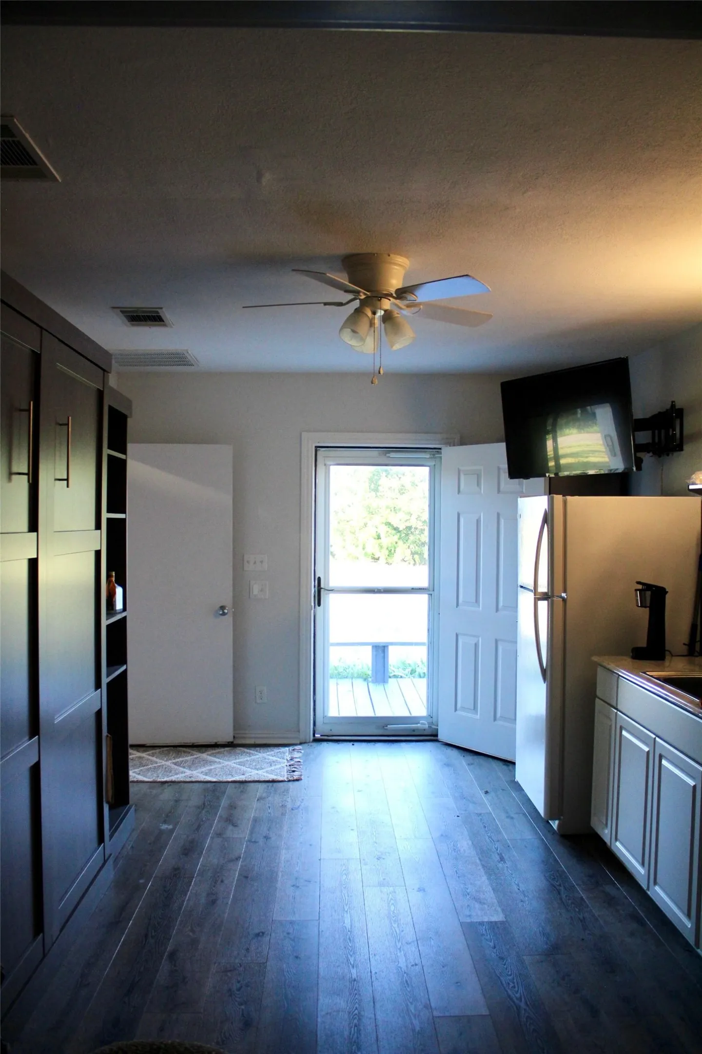 Single Family Residence For Sale in Montague County , 837 Beach Road Lots 40, 41, 42, Bowie, Texas 76230, 1 Bedroom, 1 Bathroom, 3 Garage spaces, 392 Sqft, built in 2007, mls#21299843, Real Estate Agent in Bowie, Homes For Sale in Montague county, Homes For Sale in Bowie, Realtor in Bowie Texas, Real Estate Brokerage Independent Realty Texas, Luminita Cordes Realtor