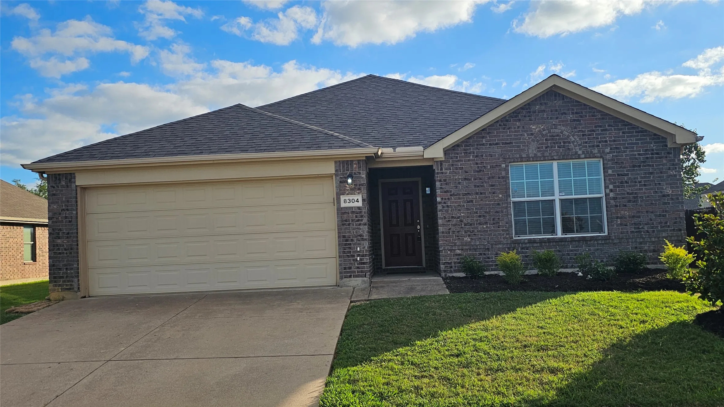 Single Family Residence For Sale in Tarrant County , 8304 Mossberg Drive, Arlington, Texas 76002, 3 Bedroom, 2 Bathroom, 2 Garage spaces, 1,521 Sqft, built in 2009, mls#21305650, Real Estate Agent in Arlington, Homes For Sale in Tarrant county, Homes For Sale in Arlington, Realtor in Arlington Texas, Real Estate Brokerage Independent Realty Texas, Luminita Cordes Realtor
