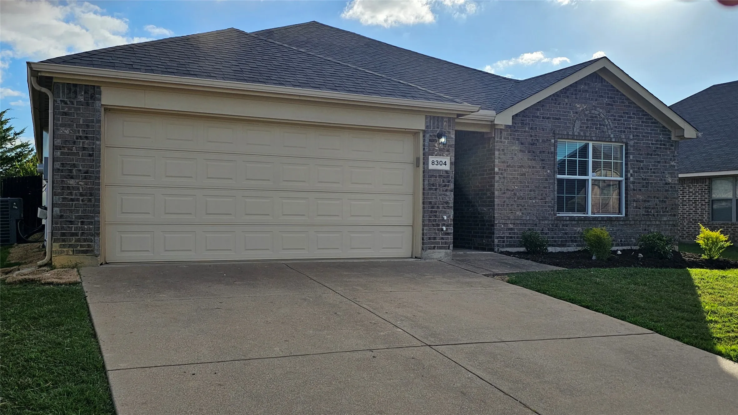 Single Family Residence For Sale in Tarrant County , 8304 Mossberg Drive, Arlington, Texas 76002, 3 Bedroom, 2 Bathroom, 2 Garage spaces, 1,521 Sqft, built in 2009, mls#21305650, Real Estate Agent in Arlington, Homes For Sale in Tarrant county, Homes For Sale in Arlington, Realtor in Arlington Texas, Real Estate Brokerage Independent Realty Texas, Luminita Cordes Realtor