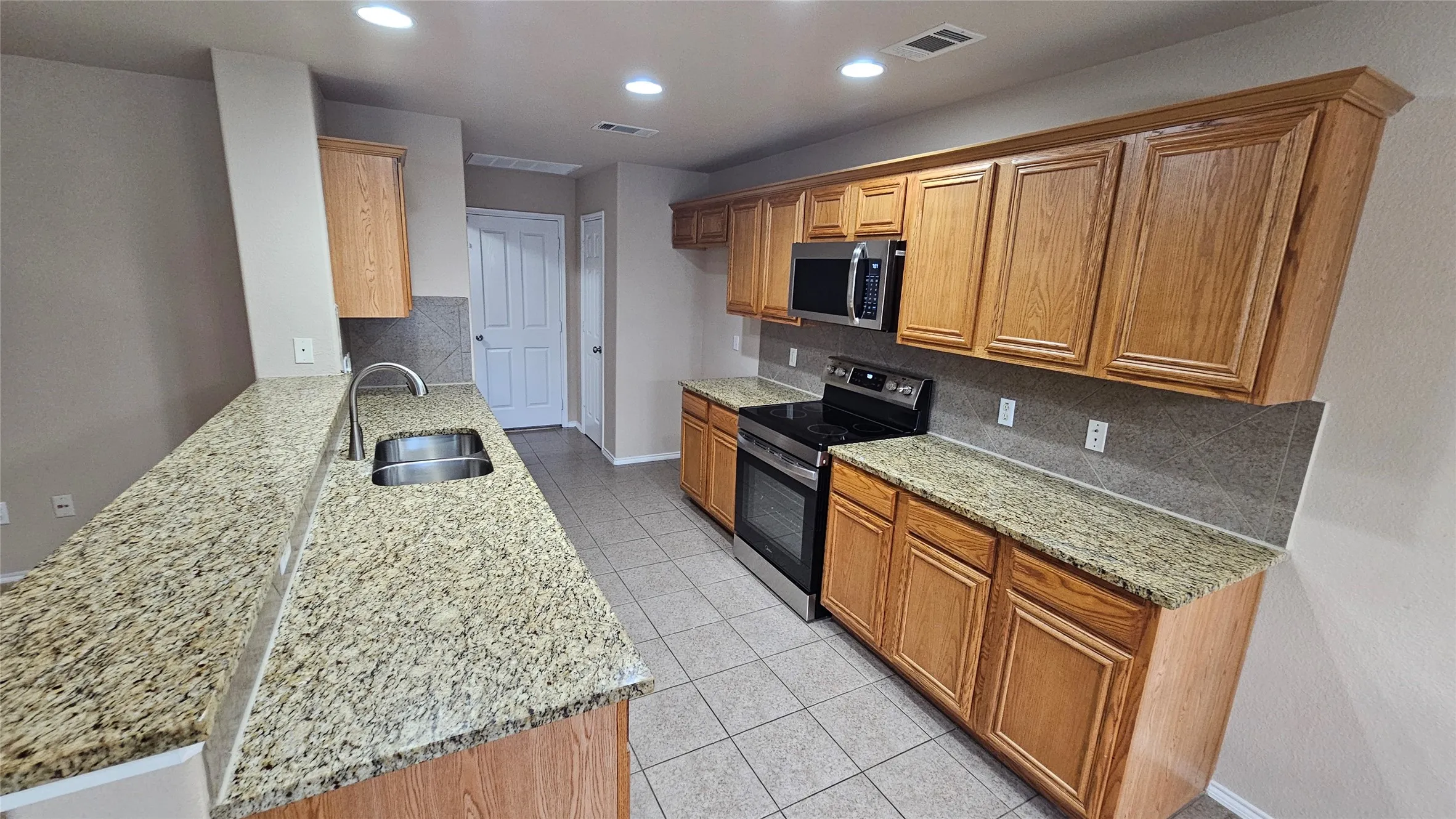 Single Family Residence For Sale in Tarrant County , 8304 Mossberg Drive, Arlington, Texas 76002, 3 Bedroom, 2 Bathroom, 2 Garage spaces, 1,521 Sqft, built in 2009, mls#21305650, Real Estate Agent in Arlington, Homes For Sale in Tarrant county, Homes For Sale in Arlington, Realtor in Arlington Texas, Real Estate Brokerage Independent Realty Texas, Luminita Cordes Realtor