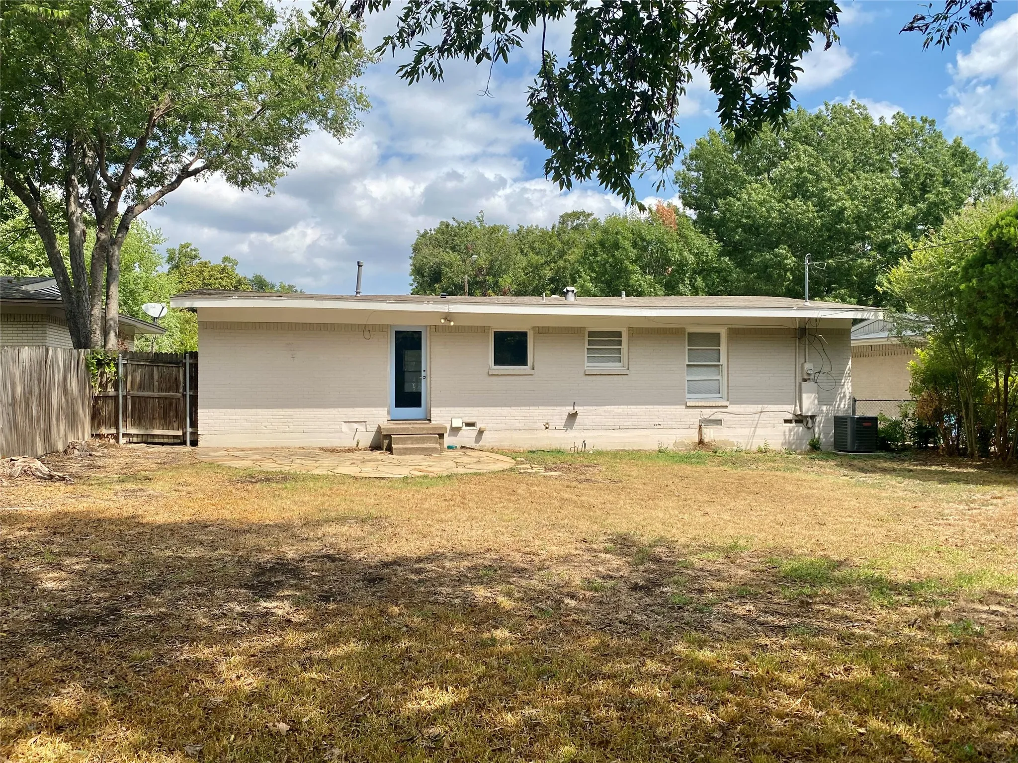 Single Family Residence For Rent in Dallas County , 425 Bondstone Drive, Dallas, Texas 75218, 3 Bedroom, 1 Bathroom, 1 Garage spaces, 1,210 Sqft, built in 1952, mls#21305503, Real Estate Agent in Dallas, Homes For Rent in Dallas county, Homes For Rent in Dallas, Realtor in Dallas Texas, Real Estate Brokerage Independent Realty Texas, Luminita Cordes Realtor