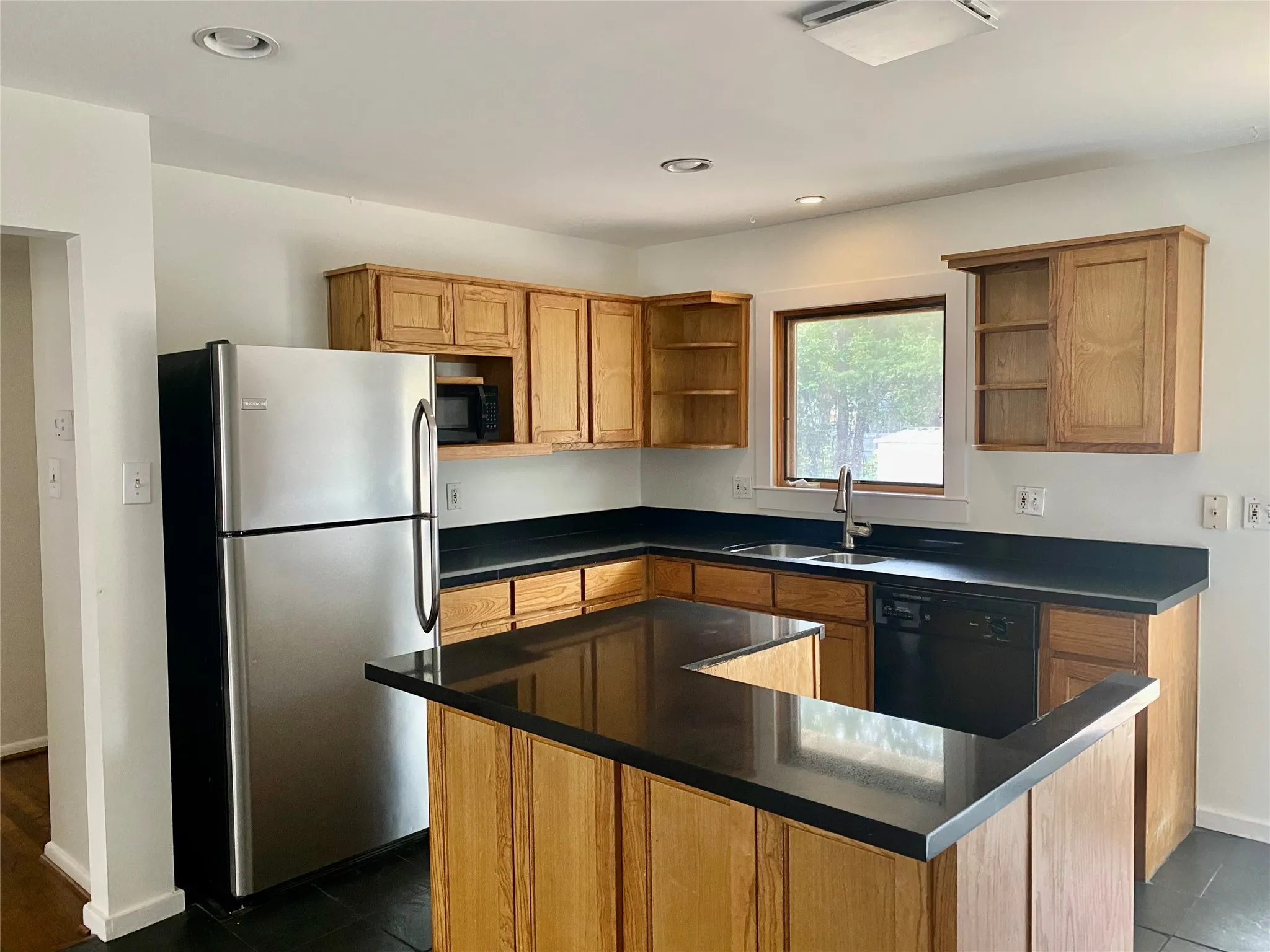 Single Family Residence For Rent in Dallas County , 425 Bondstone Drive, Dallas, Texas 75218, 3 Bedroom, 1 Bathroom, 1 Garage spaces, 1,210 Sqft, built in 1952, mls#21305503, Real Estate Agent in Dallas, Homes For Rent in Dallas county, Homes For Rent in Dallas, Realtor in Dallas Texas, Real Estate Brokerage Independent Realty Texas, Luminita Cordes Realtor