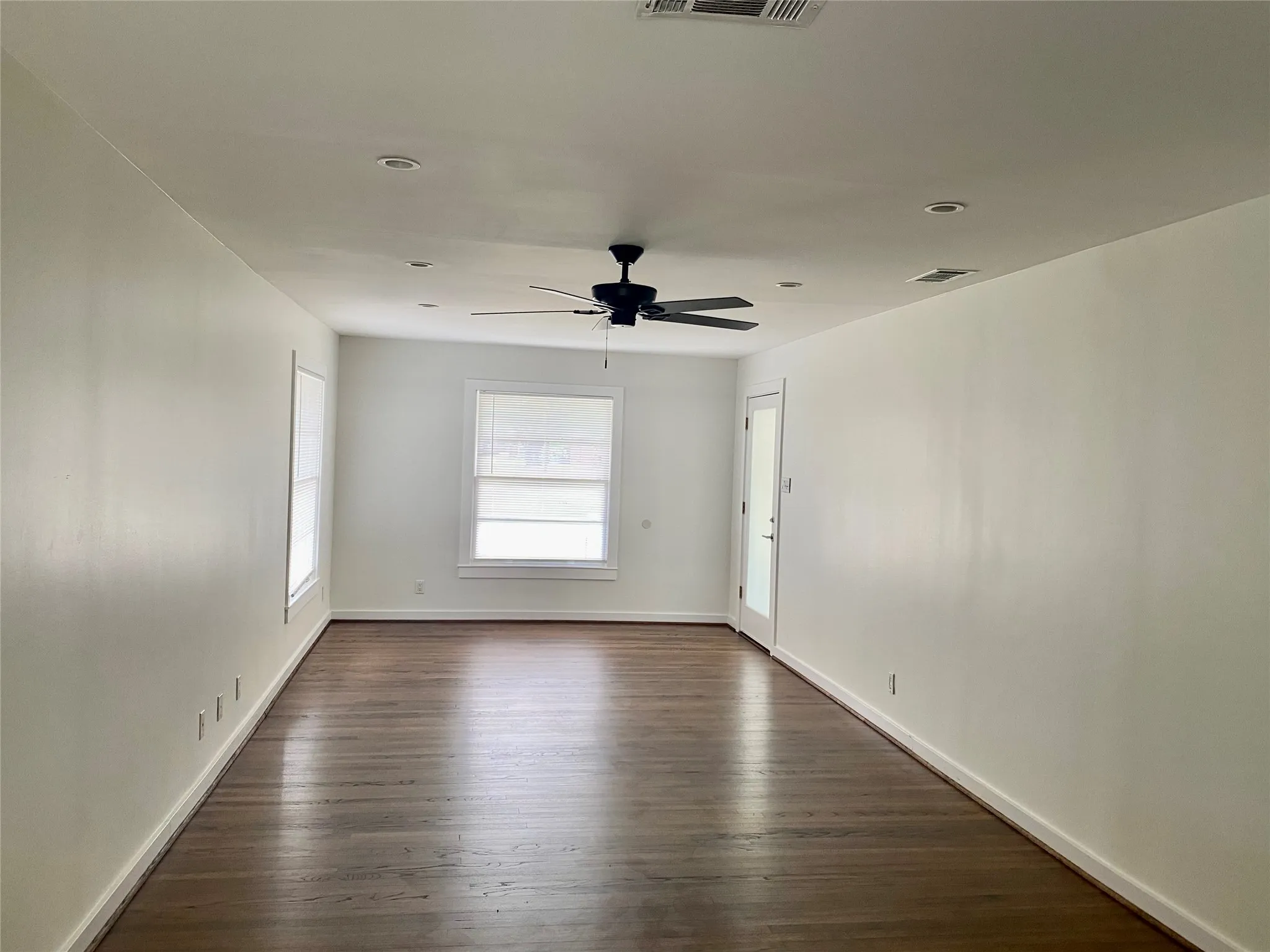 Single Family Residence For Rent in Dallas County , 425 Bondstone Drive, Dallas, Texas 75218, 3 Bedroom, 1 Bathroom, 1 Garage spaces, 1,210 Sqft, built in 1952, mls#21305503, Real Estate Agent in Dallas, Homes For Rent in Dallas county, Homes For Rent in Dallas, Realtor in Dallas Texas, Real Estate Brokerage Independent Realty Texas, Luminita Cordes Realtor
