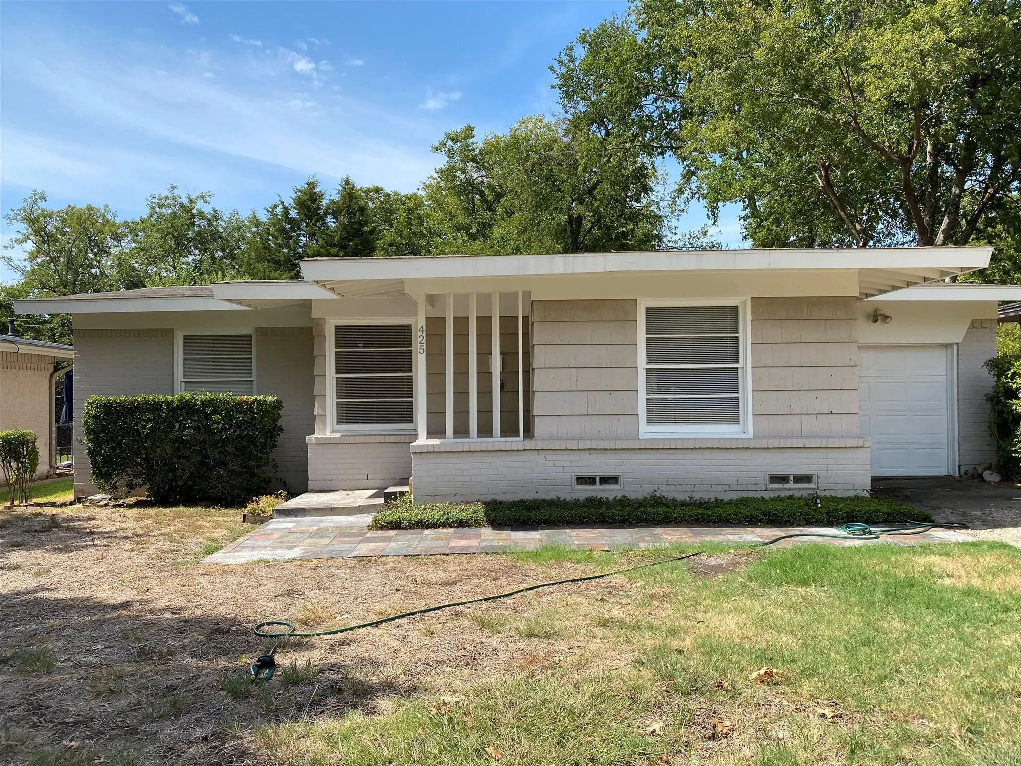 Single Family Residence For Rent in Dallas County , 425 Bondstone Drive, Dallas, Texas 75218, 3 Bedroom, 1 Bathroom, 1 Garage spaces, 1,210 Sqft, built in 1952, mls#21305503, Real Estate Agent in Dallas, Homes For Rent in Dallas county, Homes For Rent in Dallas, Realtor in Dallas Texas, Real Estate Brokerage Independent Realty Texas, Luminita Cordes Realtor