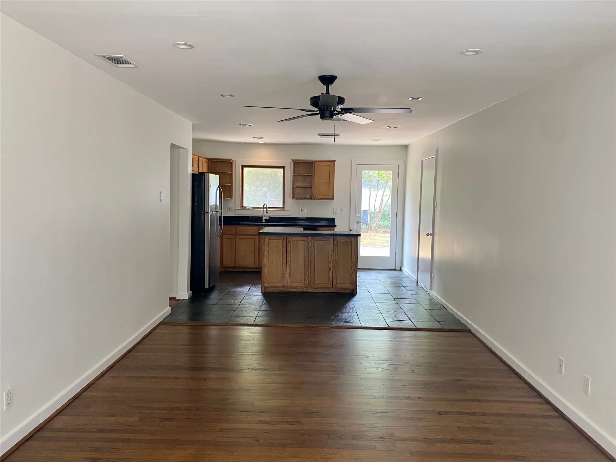 Single Family Residence For Rent in Dallas County , 425 Bondstone Drive, Dallas, Texas 75218, 3 Bedroom, 1 Bathroom, 1 Garage spaces, 1,210 Sqft, built in 1952, mls#21305503, Real Estate Agent in Dallas, Homes For Rent in Dallas county, Homes For Rent in Dallas, Realtor in Dallas Texas, Real Estate Brokerage Independent Realty Texas, Luminita Cordes Realtor