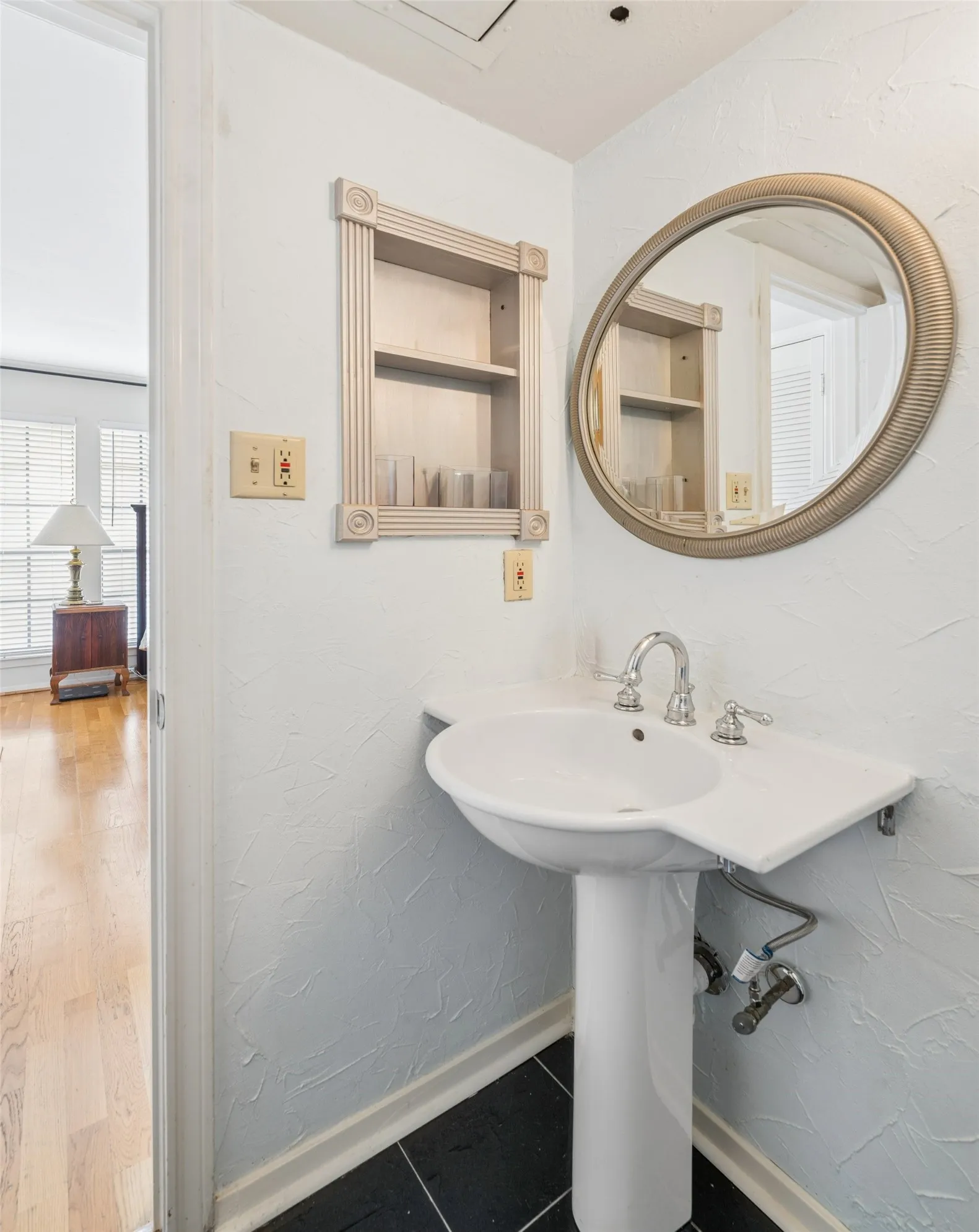 Condominium For Sale in Dallas County , 4229 Cole Avenue 108, Dallas, Texas 75205, 2 Bedroom, 3 Bathroom, Garage spaces, 1,137 Sqft, built in 1982, mls#21305818, Real Estate Agent in Dallas, Homes For Sale in Dallas county, Homes For Sale in Dallas, Realtor in Dallas Texas, Real Estate Brokerage Independent Realty Texas, Luminita Cordes Realtor