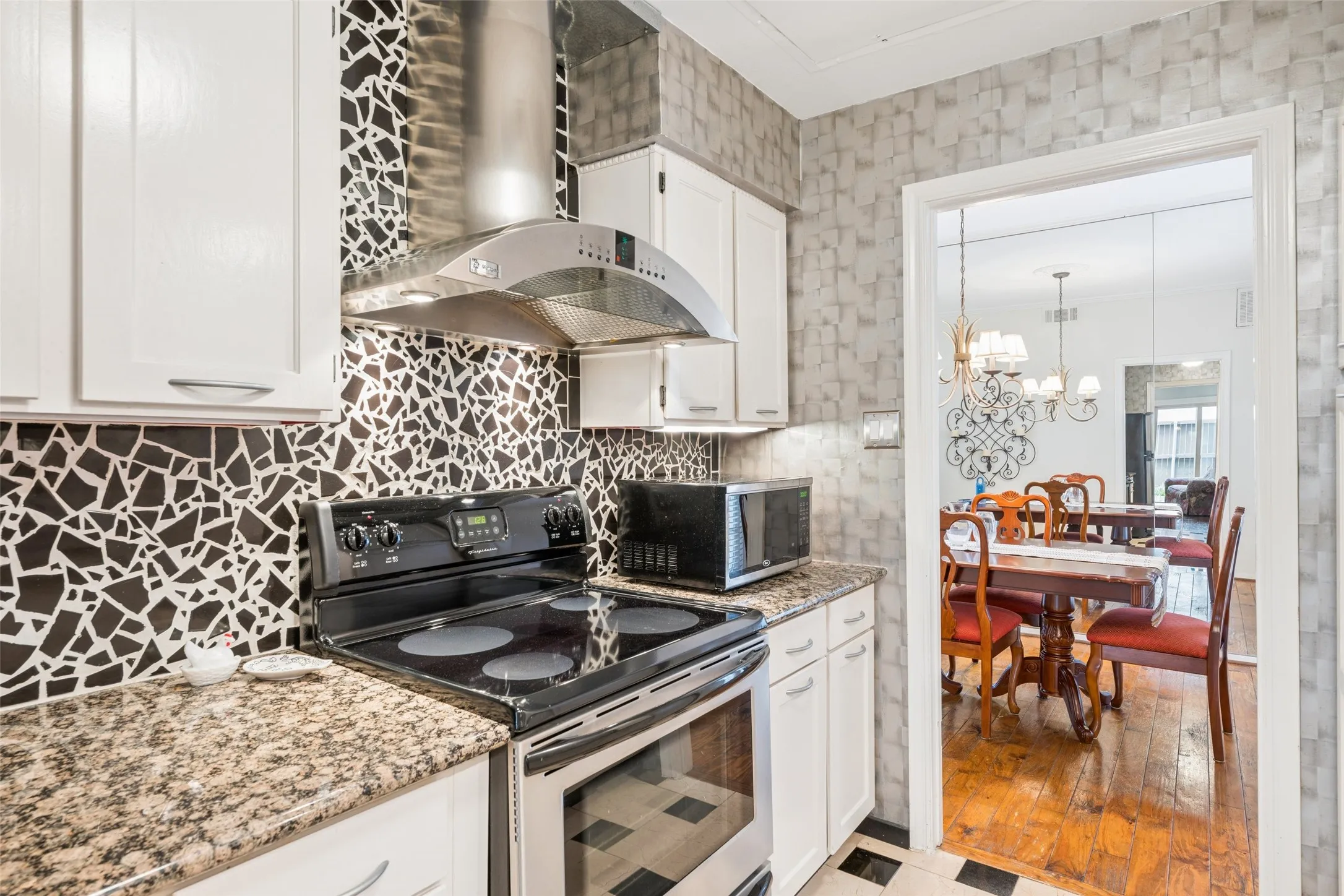 Condominium For Sale in Dallas County , 4229 Cole Avenue 108, Dallas, Texas 75205, 2 Bedroom, 3 Bathroom, Garage spaces, 1,137 Sqft, built in 1982, mls#21305818, Real Estate Agent in Dallas, Homes For Sale in Dallas county, Homes For Sale in Dallas, Realtor in Dallas Texas, Real Estate Brokerage Independent Realty Texas, Luminita Cordes Realtor