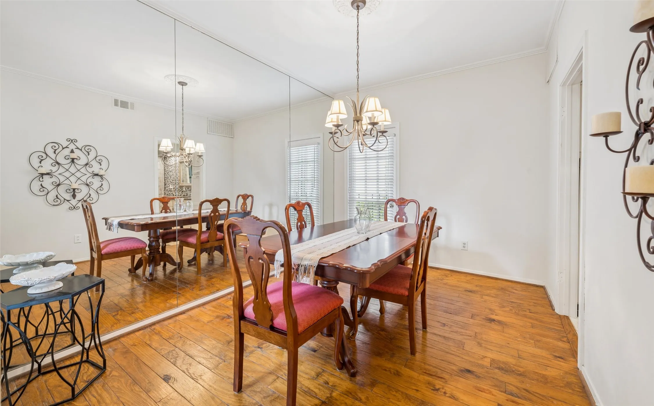 Condominium For Sale in Dallas County , 4229 Cole Avenue 108, Dallas, Texas 75205, 2 Bedroom, 3 Bathroom, Garage spaces, 1,137 Sqft, built in 1982, mls#21305818, Real Estate Agent in Dallas, Homes For Sale in Dallas county, Homes For Sale in Dallas, Realtor in Dallas Texas, Real Estate Brokerage Independent Realty Texas, Luminita Cordes Realtor