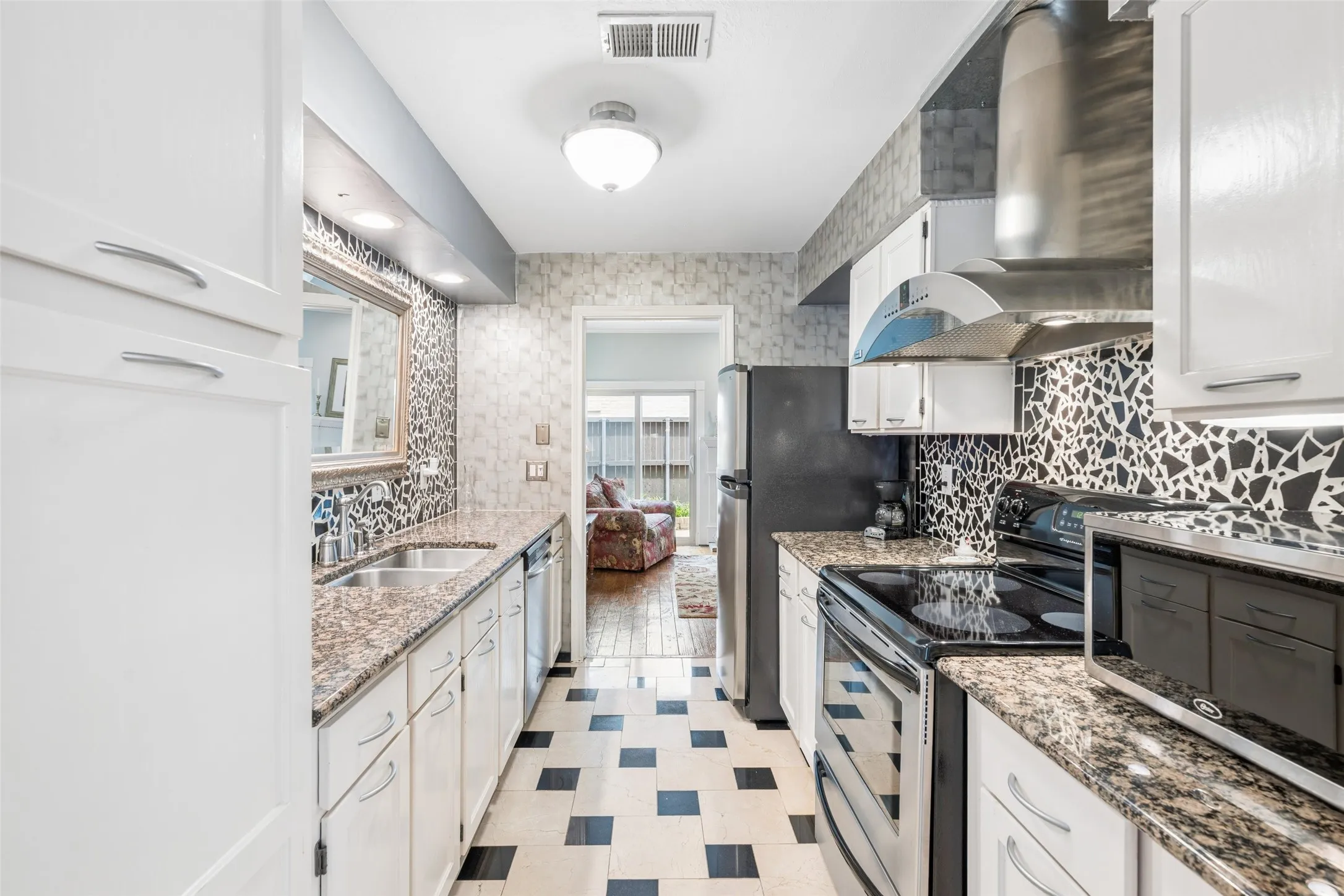 Condominium For Sale in Dallas County , 4229 Cole Avenue 108, Dallas, Texas 75205, 2 Bedroom, 3 Bathroom, Garage spaces, 1,137 Sqft, built in 1982, mls#21305818, Real Estate Agent in Dallas, Homes For Sale in Dallas county, Homes For Sale in Dallas, Realtor in Dallas Texas, Real Estate Brokerage Independent Realty Texas, Luminita Cordes Realtor