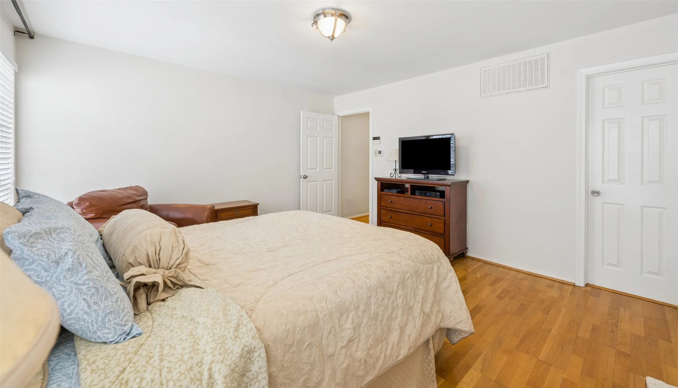 Condominium For Sale in Dallas County , 4229 Cole Avenue 108, Dallas, Texas 75205, 2 Bedroom, 3 Bathroom, Garage spaces, 1,137 Sqft, built in 1982, mls#21305818, Real Estate Agent in Dallas, Homes For Sale in Dallas county, Homes For Sale in Dallas, Realtor in Dallas Texas, Real Estate Brokerage Independent Realty Texas, Luminita Cordes Realtor