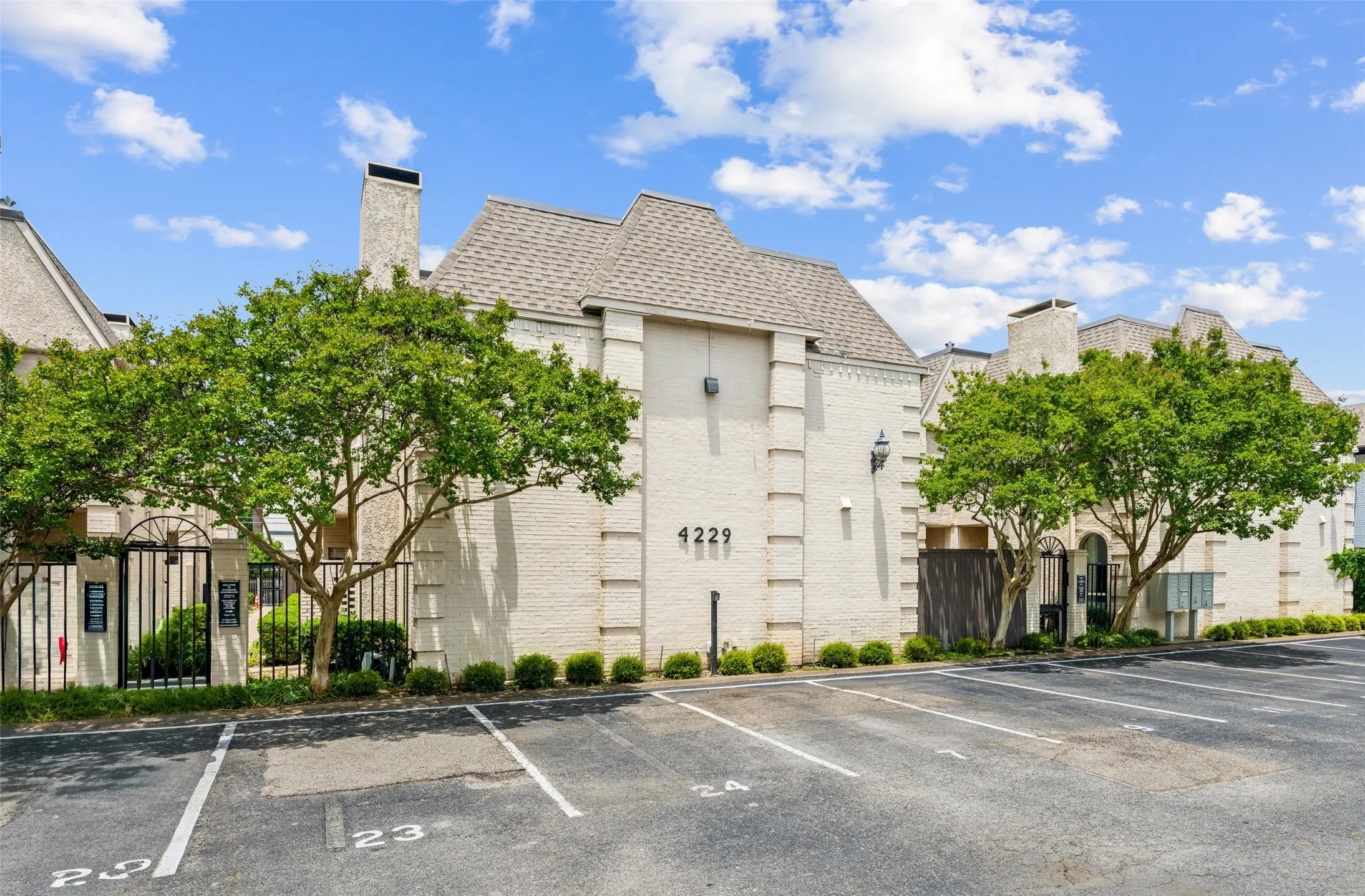 Condominium For Sale in Dallas County , 4229 Cole Avenue 108, Dallas, Texas 75205, 2 Bedroom, 3 Bathroom, Garage spaces, 1,137 Sqft, built in 1982, mls#21305818, Real Estate Agent in Dallas, Homes For Sale in Dallas county, Homes For Sale in Dallas, Realtor in Dallas Texas, Real Estate Brokerage Independent Realty Texas, Luminita Cordes Realtor