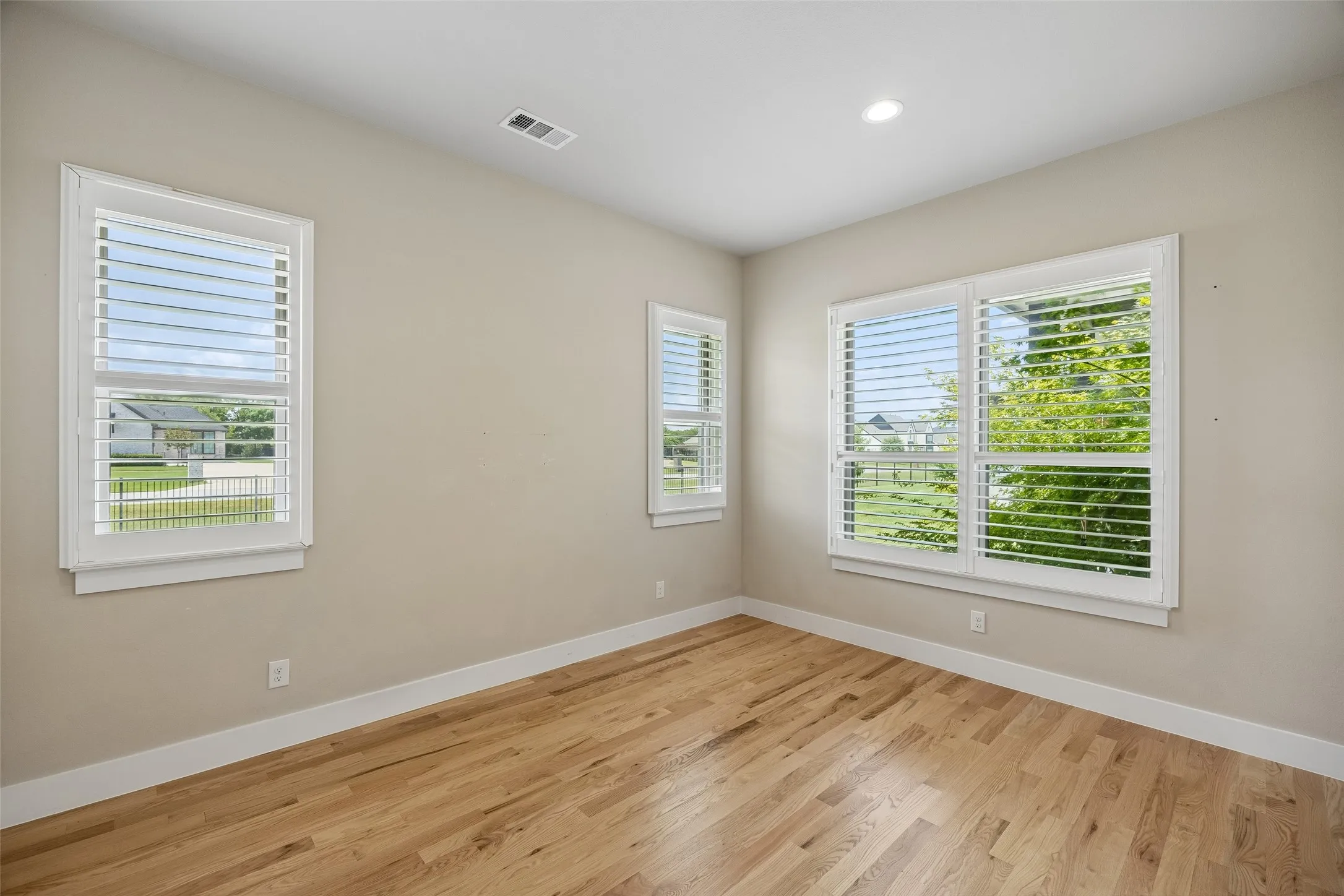 Additional bedroom in the guest house with  private bathroom and walk in closet