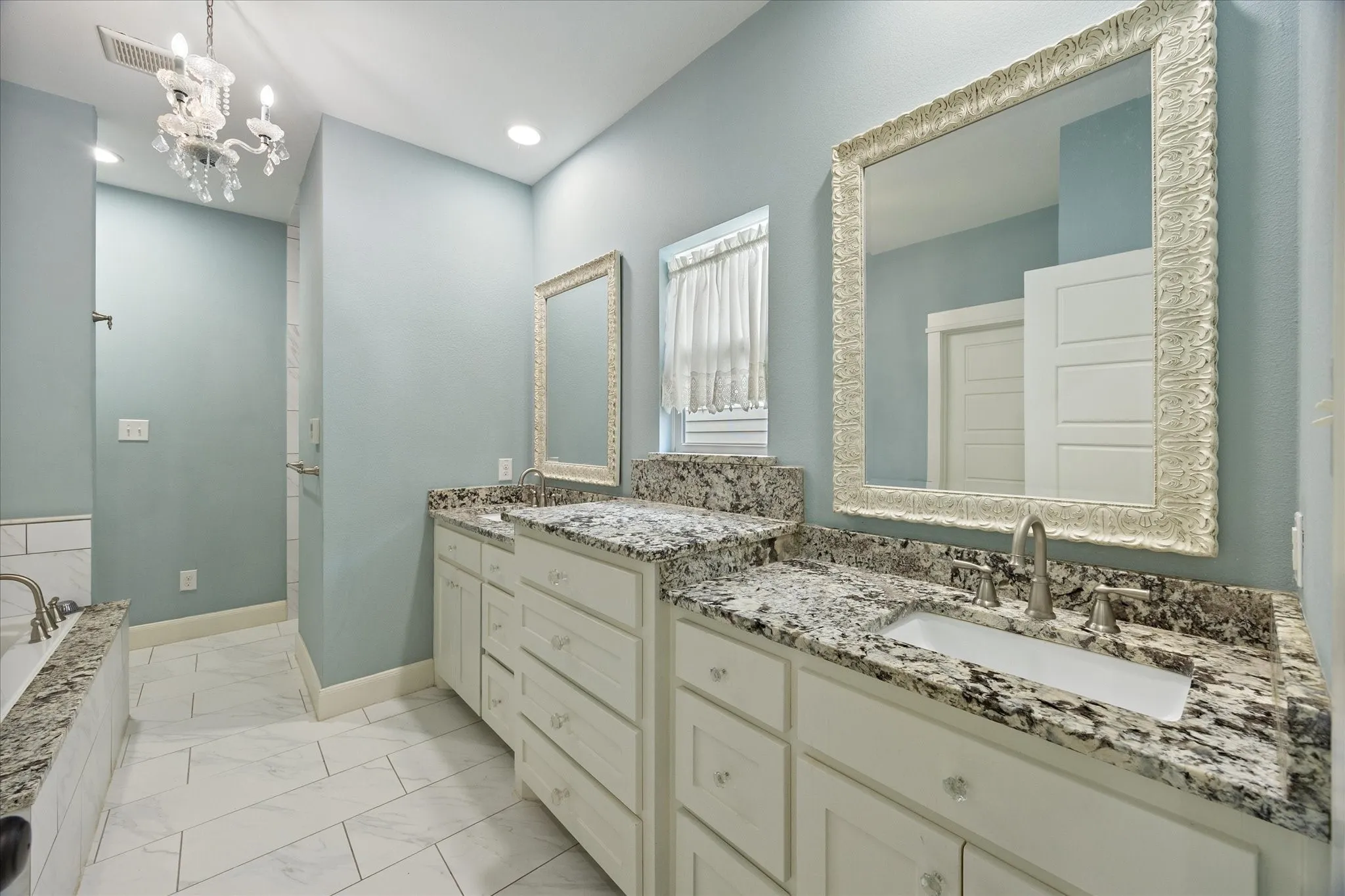 Single Family Residence For Sale in Rockwall County , 423 Jordan Farm Circle, Rockwall, Texas 75087, 3 Bedroom, 3 Bathroom, 2 Garage spaces, 2,610 Sqft, built in 2014, mls#21296400, Real Estate Agent in Rockwall, Homes For Sale in Rockwall county, Homes For Sale in Rockwall, Realtor in Rockwall Texas, Real Estate Brokerage Independent Realty Texas, Luminita Cordes Realtor