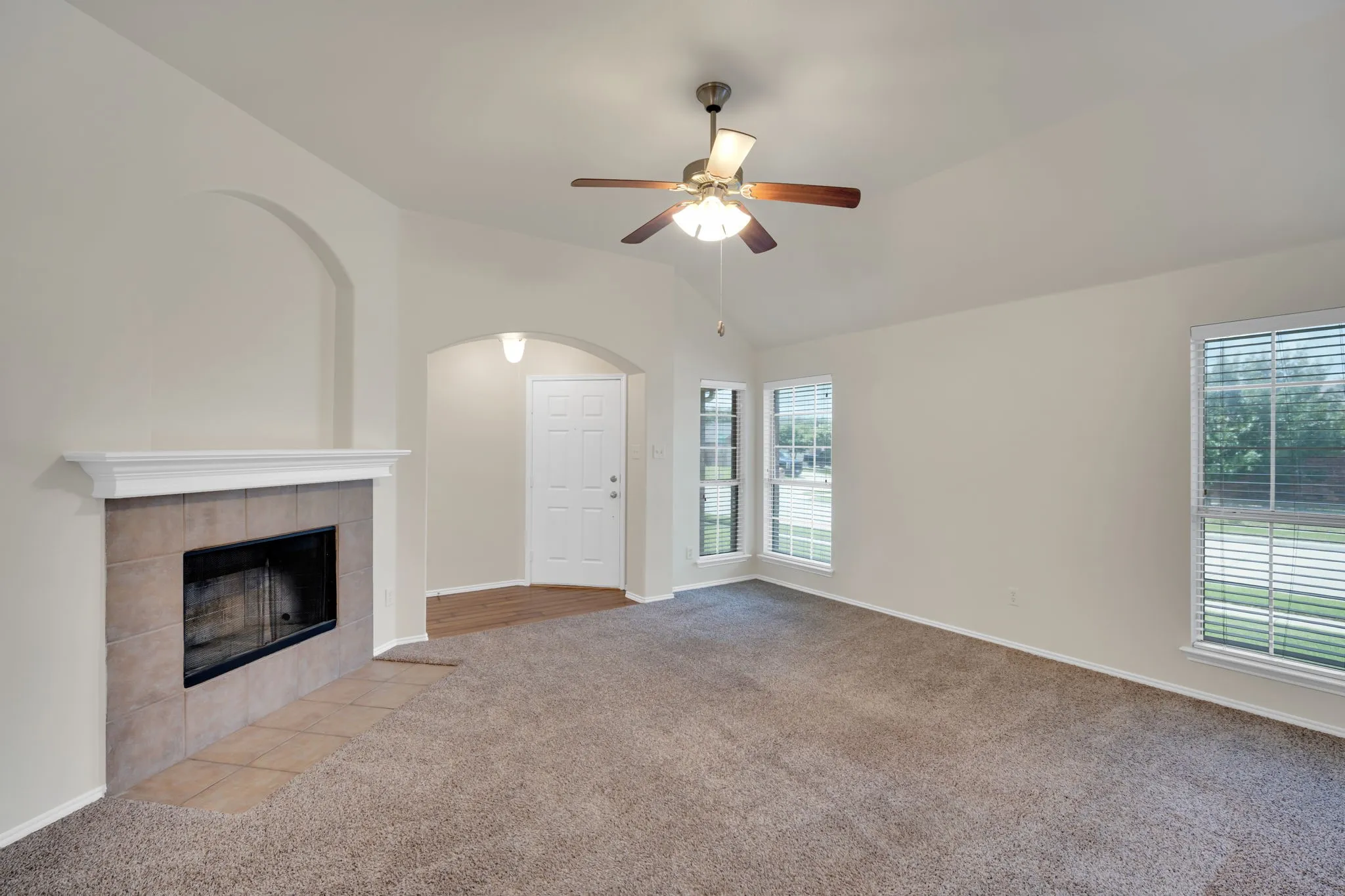 Single Family Residence For Sale in Ellis County , 201 Old Settlers Trail, Waxahachie, Texas 75167, 3 Bedroom, 2 Bathroom, 2 Garage spaces, 1,495 Sqft, built in 2005, mls#21303205, Real Estate Agent in Waxahachie, Homes For Sale in Ellis county, Homes For Sale in Waxahachie, Realtor in Waxahachie Texas, Real Estate Brokerage Independent Realty Texas, Luminita Cordes Realtor
