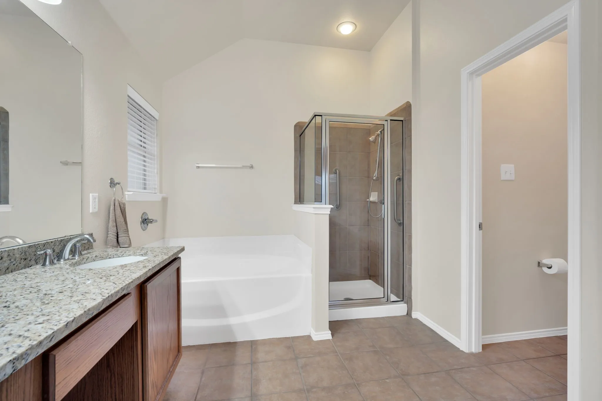 Single Family Residence For Sale in Ellis County , 201 Old Settlers Trail, Waxahachie, Texas 75167, 3 Bedroom, 2 Bathroom, 2 Garage spaces, 1,495 Sqft, built in 2005, mls#21303205, Real Estate Agent in Waxahachie, Homes For Sale in Ellis county, Homes For Sale in Waxahachie, Realtor in Waxahachie Texas, Real Estate Brokerage Independent Realty Texas, Luminita Cordes Realtor