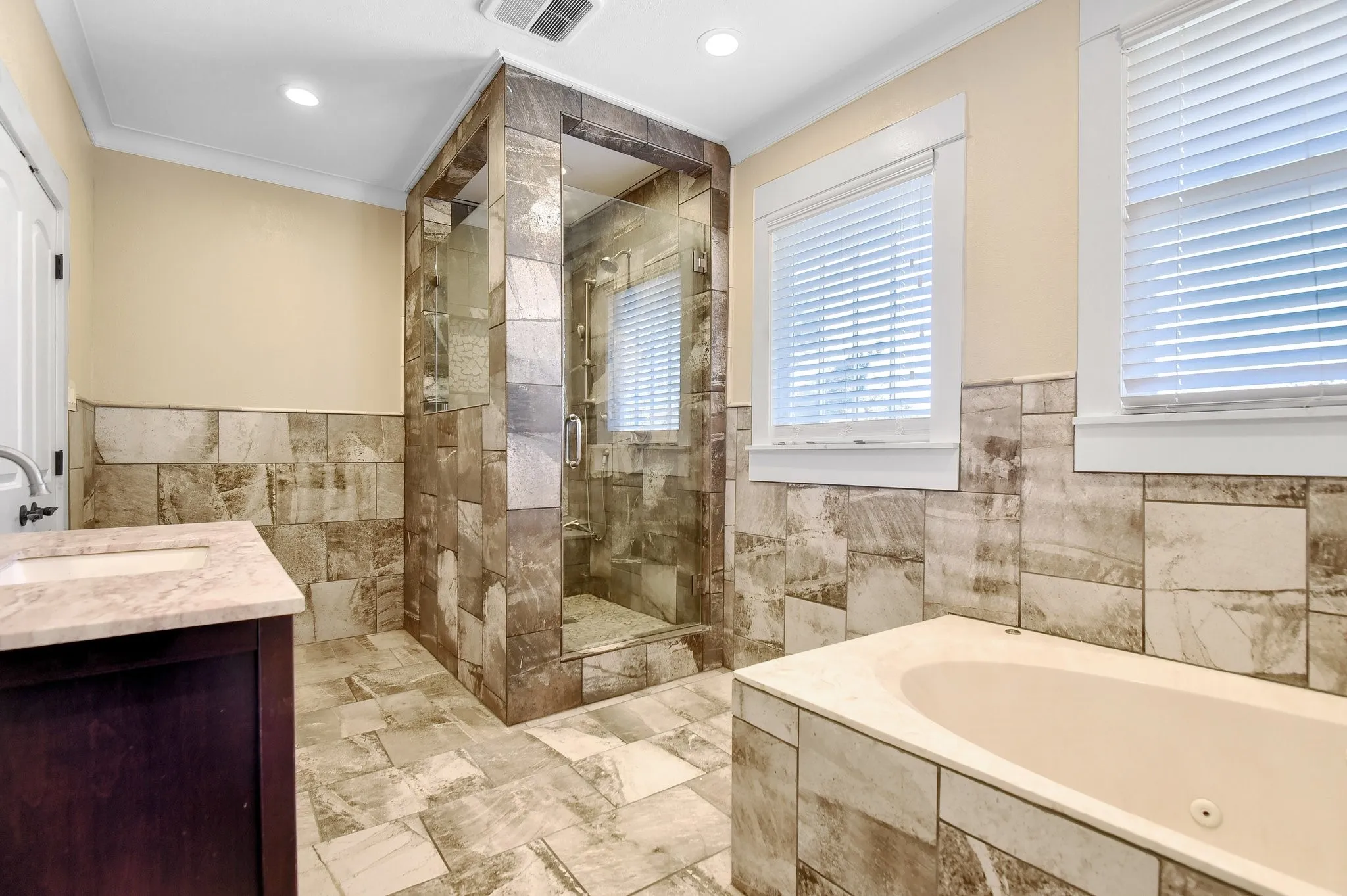Single Family Residence For Rent in Grayson County , 1115 W Bond Street, Denison, Texas 75020, 4 Bedroom, 2 Bathroom, 1 Garage spaces, 2,078 Sqft, built in 1926, mls#21304459, Real Estate Agent in Denison, Homes For Rent in Grayson county, Homes For Rent in Denison, Realtor in Denison Texas, Real Estate Brokerage Independent Realty Texas, Luminita Cordes Realtor