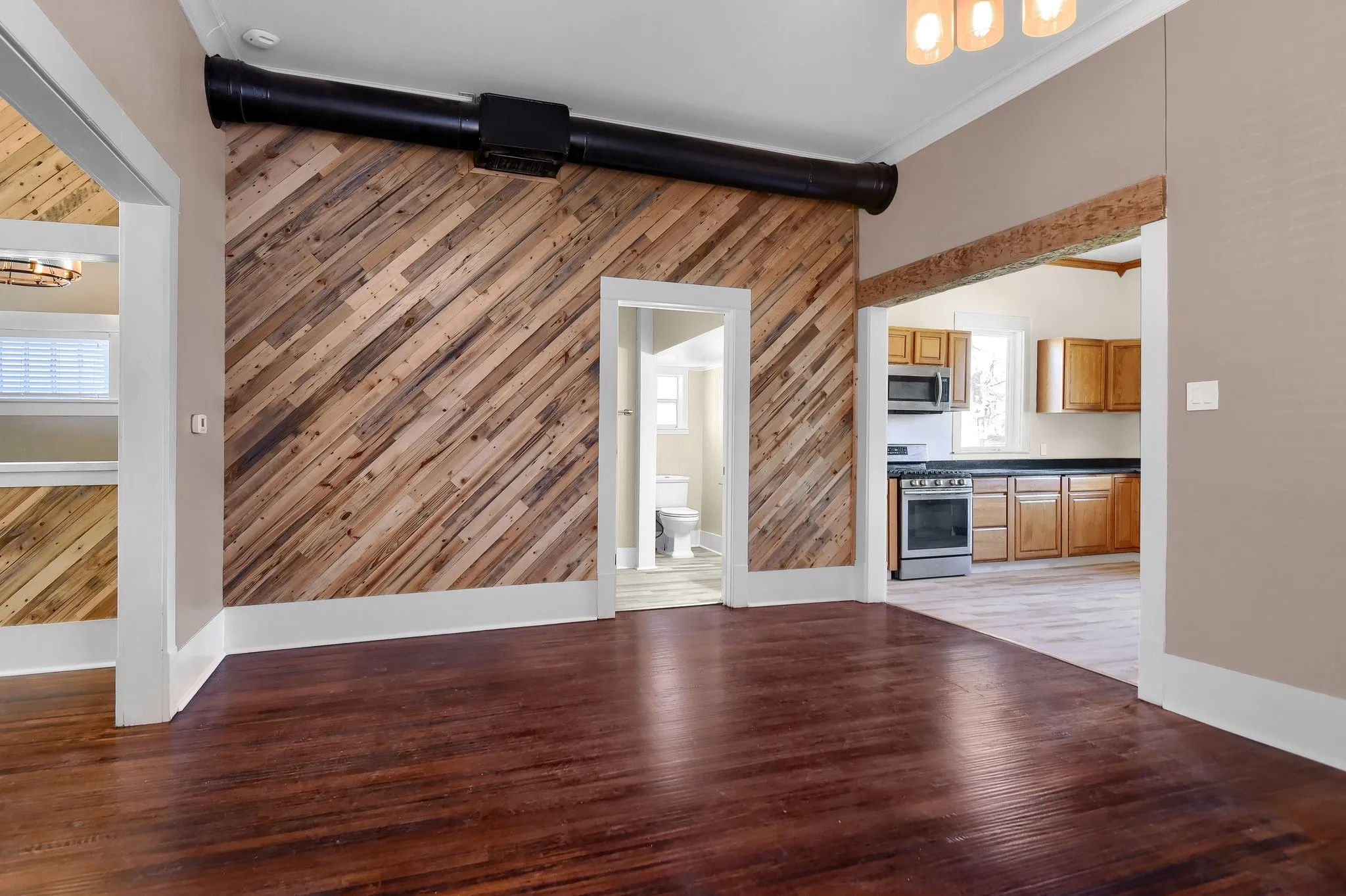 Single Family Residence For Rent in Grayson County , 1115 W Bond Street, Denison, Texas 75020, 4 Bedroom, 2 Bathroom, 1 Garage spaces, 2,078 Sqft, built in 1926, mls#21304459, Real Estate Agent in Denison, Homes For Rent in Grayson county, Homes For Rent in Denison, Realtor in Denison Texas, Real Estate Brokerage Independent Realty Texas, Luminita Cordes Realtor