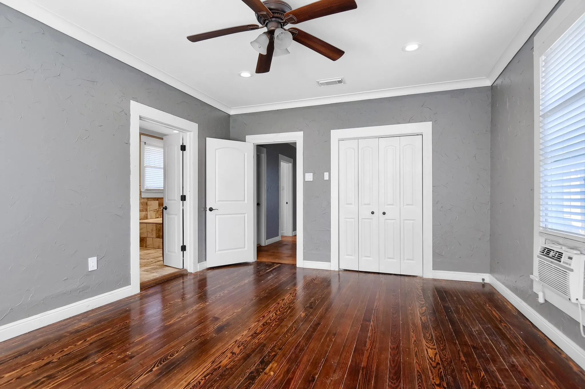 Single Family Residence For Rent in Grayson County , 1115 W Bond Street, Denison, Texas 75020, 4 Bedroom, 2 Bathroom, 1 Garage spaces, 2,078 Sqft, built in 1926, mls#21304459, Real Estate Agent in Denison, Homes For Rent in Grayson county, Homes For Rent in Denison, Realtor in Denison Texas, Real Estate Brokerage Independent Realty Texas, Luminita Cordes Realtor