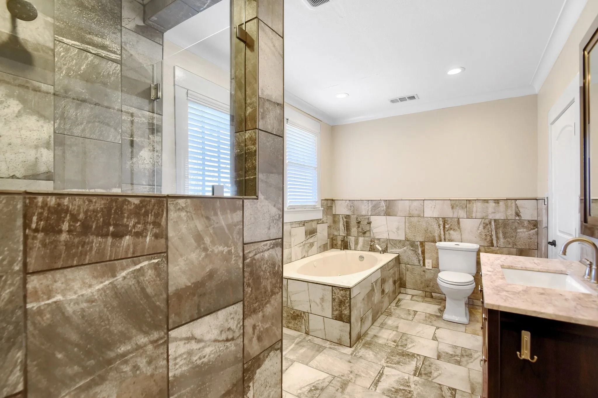 Single Family Residence For Rent in Grayson County , 1115 W Bond Street, Denison, Texas 75020, 4 Bedroom, 2 Bathroom, 1 Garage spaces, 2,078 Sqft, built in 1926, mls#21304459, Real Estate Agent in Denison, Homes For Rent in Grayson county, Homes For Rent in Denison, Realtor in Denison Texas, Real Estate Brokerage Independent Realty Texas, Luminita Cordes Realtor