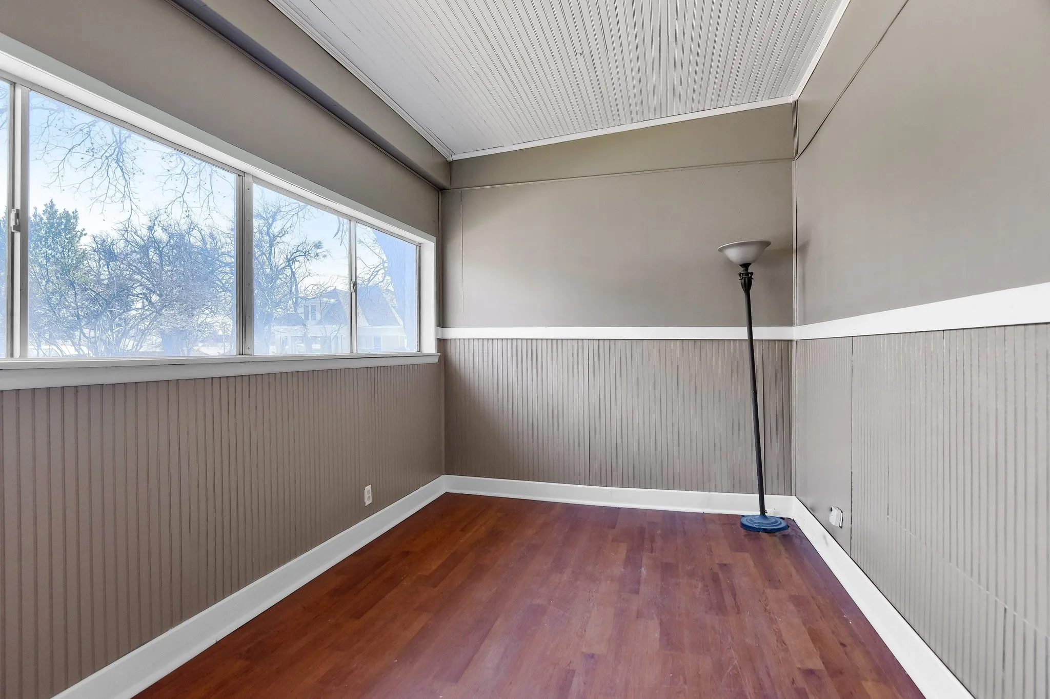 Single Family Residence For Rent in Grayson County , 1115 W Bond Street, Denison, Texas 75020, 4 Bedroom, 2 Bathroom, 1 Garage spaces, 2,078 Sqft, built in 1926, mls#21304459, Real Estate Agent in Denison, Homes For Rent in Grayson county, Homes For Rent in Denison, Realtor in Denison Texas, Real Estate Brokerage Independent Realty Texas, Luminita Cordes Realtor
