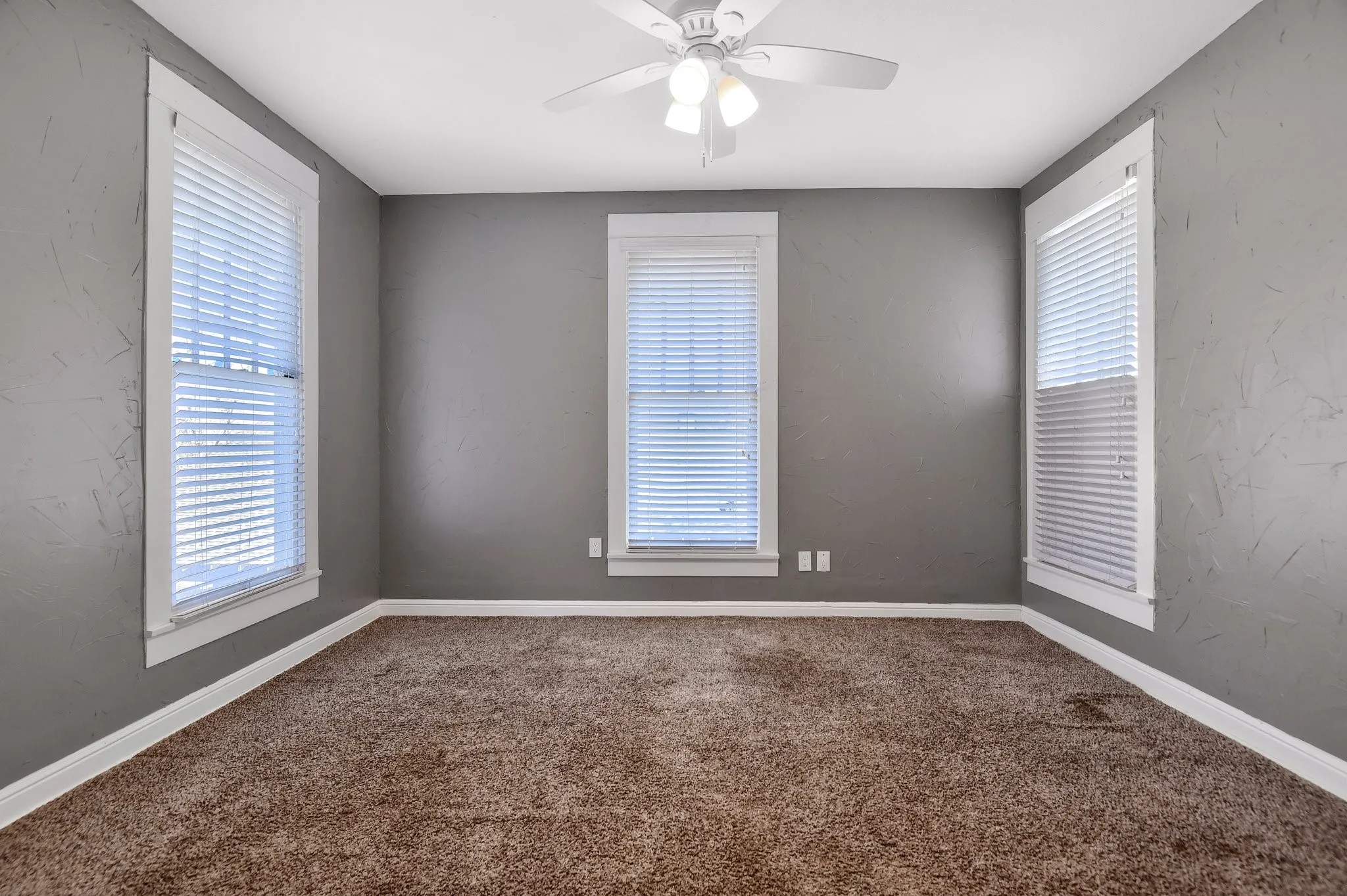 Single Family Residence For Rent in Grayson County , 1115 W Bond Street, Denison, Texas 75020, 4 Bedroom, 2 Bathroom, 1 Garage spaces, 2,078 Sqft, built in 1926, mls#21304459, Real Estate Agent in Denison, Homes For Rent in Grayson county, Homes For Rent in Denison, Realtor in Denison Texas, Real Estate Brokerage Independent Realty Texas, Luminita Cordes Realtor