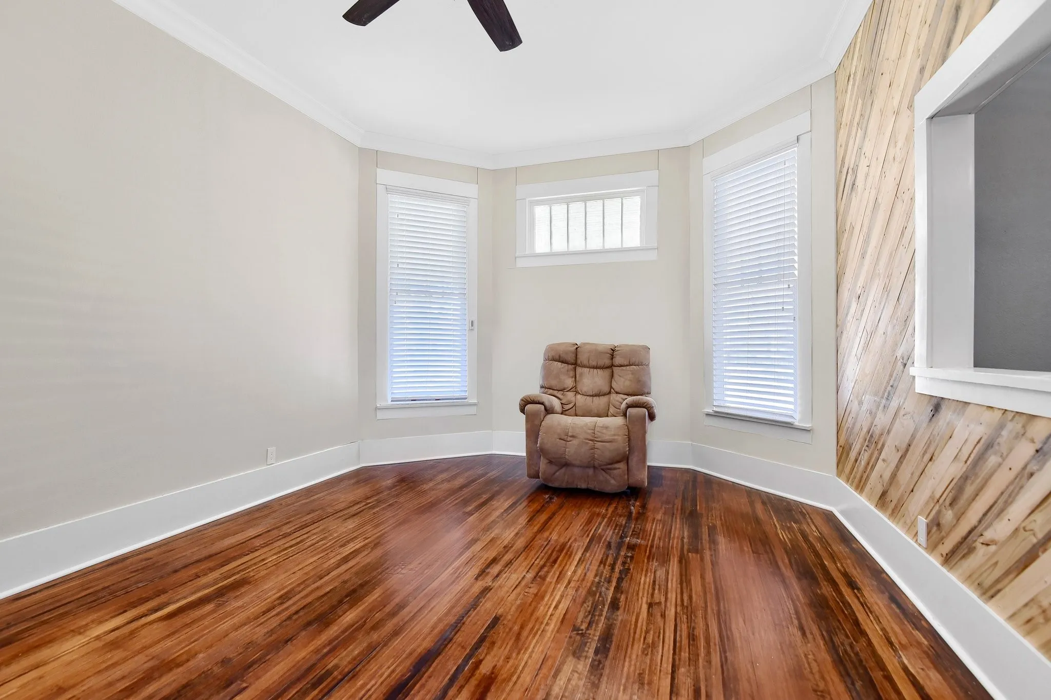 Single Family Residence For Rent in Grayson County , 1115 W Bond Street, Denison, Texas 75020, 4 Bedroom, 2 Bathroom, 1 Garage spaces, 2,078 Sqft, built in 1926, mls#21304459, Real Estate Agent in Denison, Homes For Rent in Grayson county, Homes For Rent in Denison, Realtor in Denison Texas, Real Estate Brokerage Independent Realty Texas, Luminita Cordes Realtor