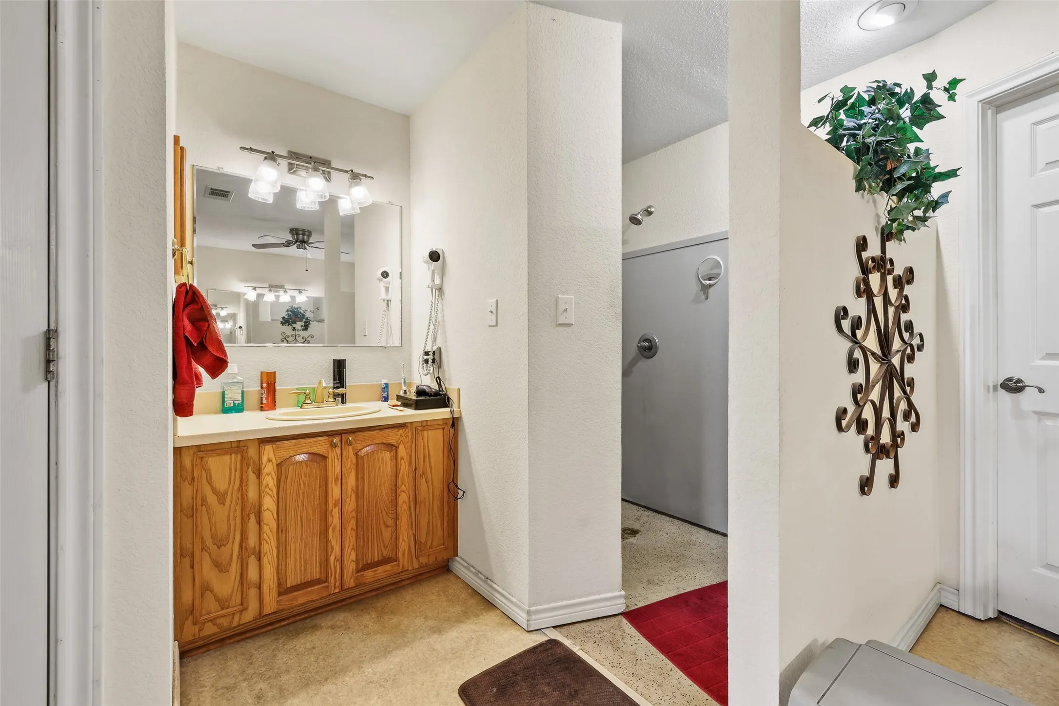 Large shower enclosure with two shower heads