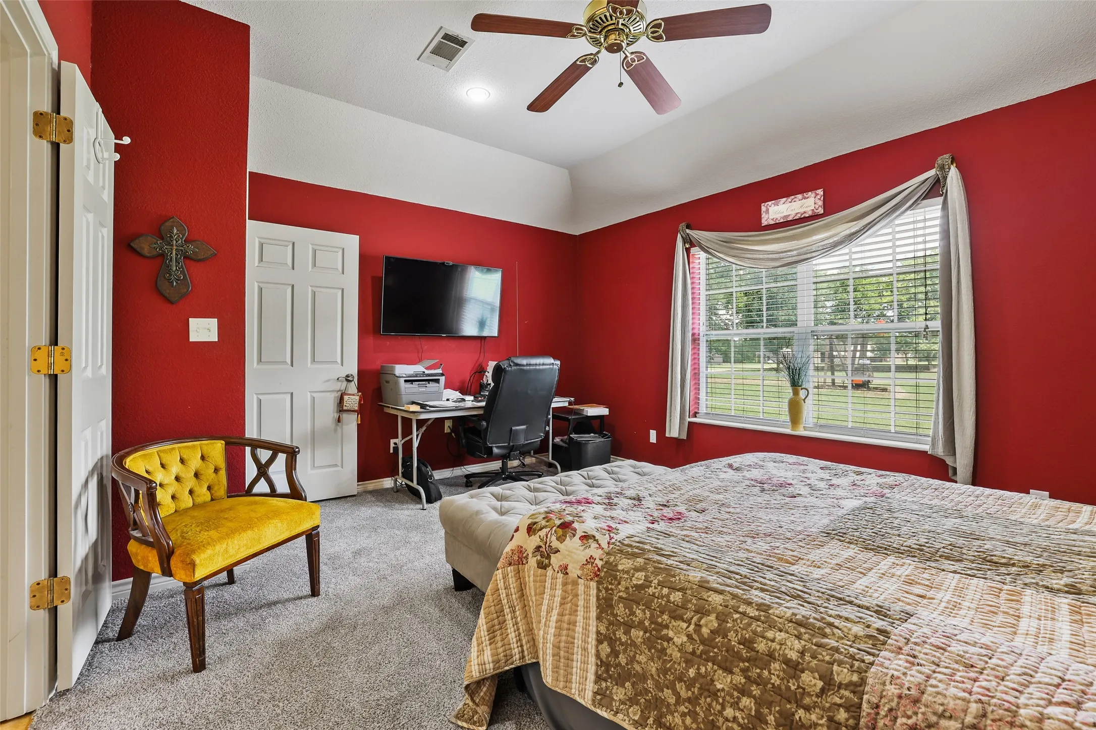 Primary suite has ensuite bathroom