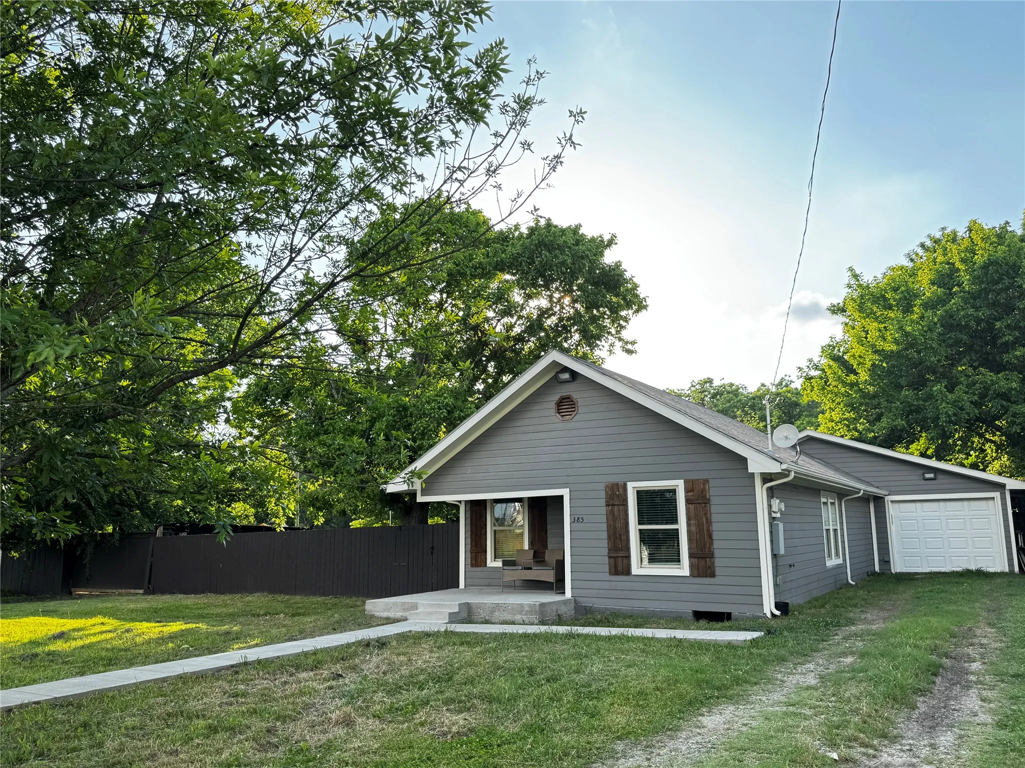 Single Family Residence For Sale in Grayson County , 385 Main Street, Dorchester, Texas 75459, 3 Bedroom, 2 Bathroom, 1 Garage spaces, 1,384 Sqft, built in 1900, mls#21300093, Real Estate Agent in Dorchester, Homes For Sale in Grayson county, Homes For Sale in Dorchester, Realtor in Dorchester Texas, Real Estate Brokerage Independent Realty Texas, Luminita Cordes Realtor